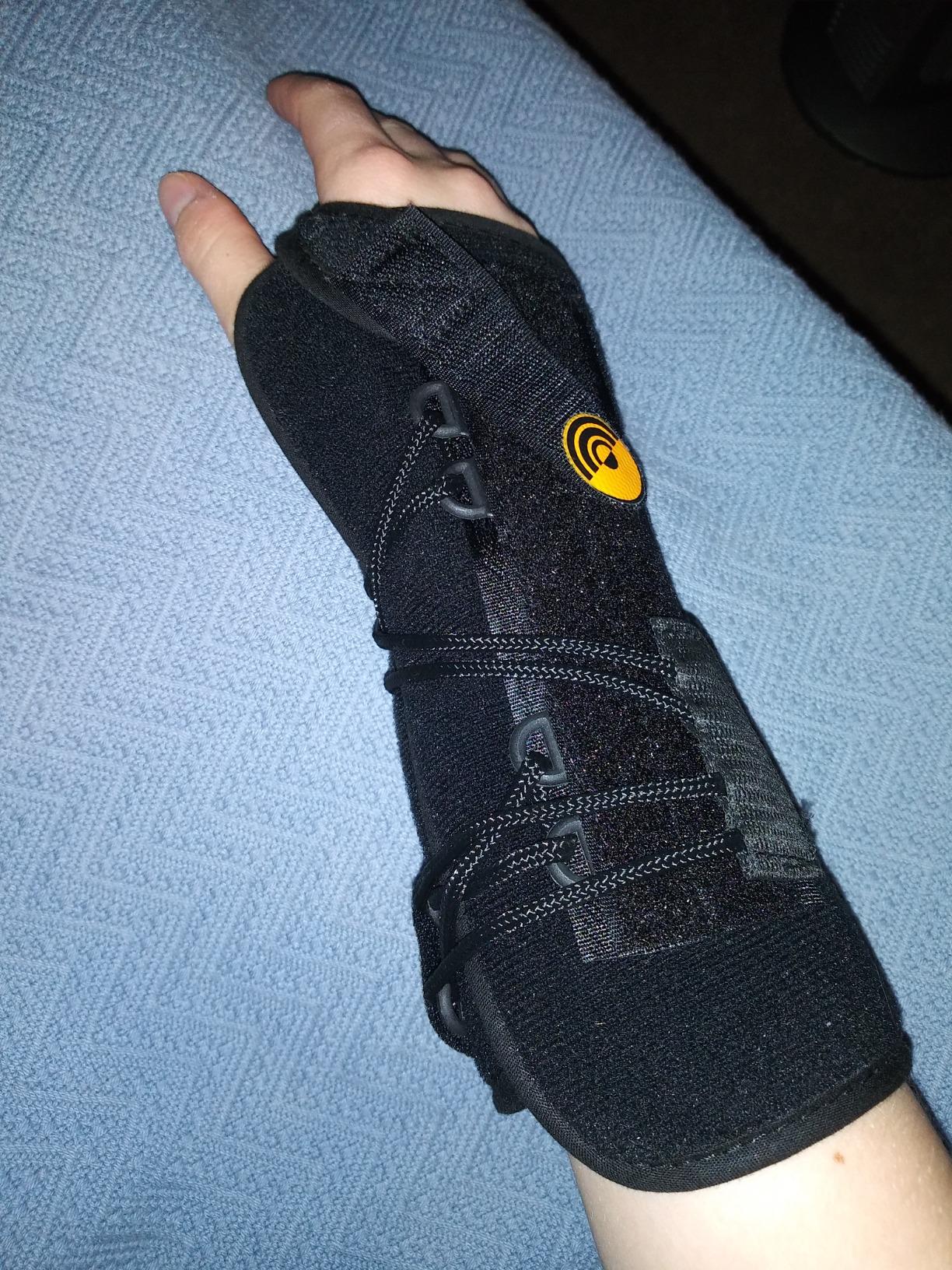 BraceAbility Gaming Wrist Brace - Video Game Support Guard for Console, Laptop, or PC Computer Keyboard and Mouse Gamer with Repetitive Strain Injury (RSI) Pain or Carpal Tunnel Syndrome (Right Hand) customer photo 2