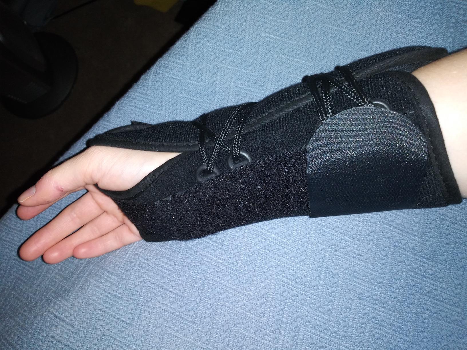 BraceAbility Gaming Wrist Brace - Video Game Support Guard for Console, Laptop, or PC Computer Keyboard and Mouse Gamer with Repetitive Strain Injury (RSI) Pain or Carpal Tunnel Syndrome (Left Hand) customer photo 1