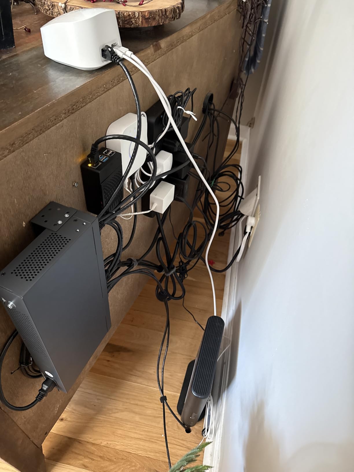 TP-Link 24 Port Gigabit Switch Easy Smart Managed Plug & Play Desktop/Rackmount Sturdy Metal w/ Shielded Ports Support QoS, Vlan, IGMP & LAG (TL-SG1024DE),Black customer photo 1