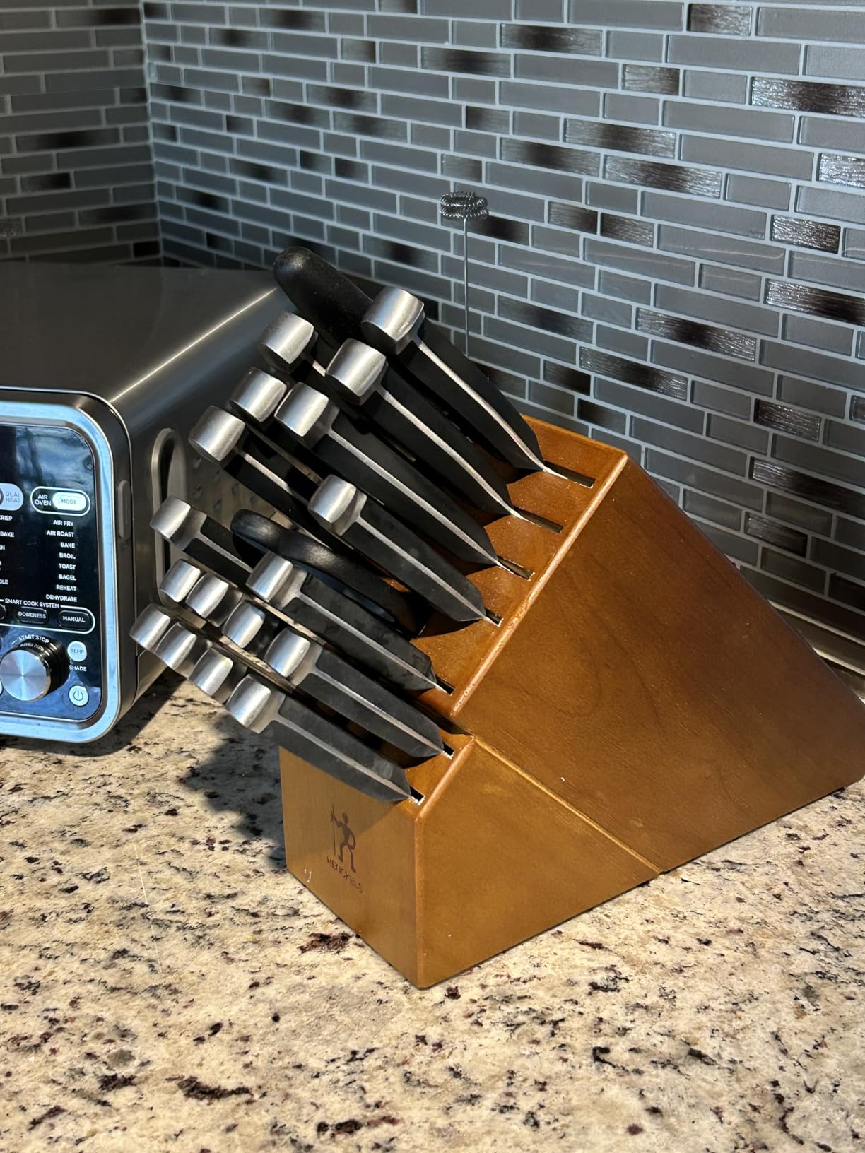 HENCKELS Statement Premium Quality 15-Piece Set with Block, Natural, Razor-Sharp, German Engineered Informed by 100+ Years of Mastery, Lightweight and Strong, Dishwasher Safe customer photo 2