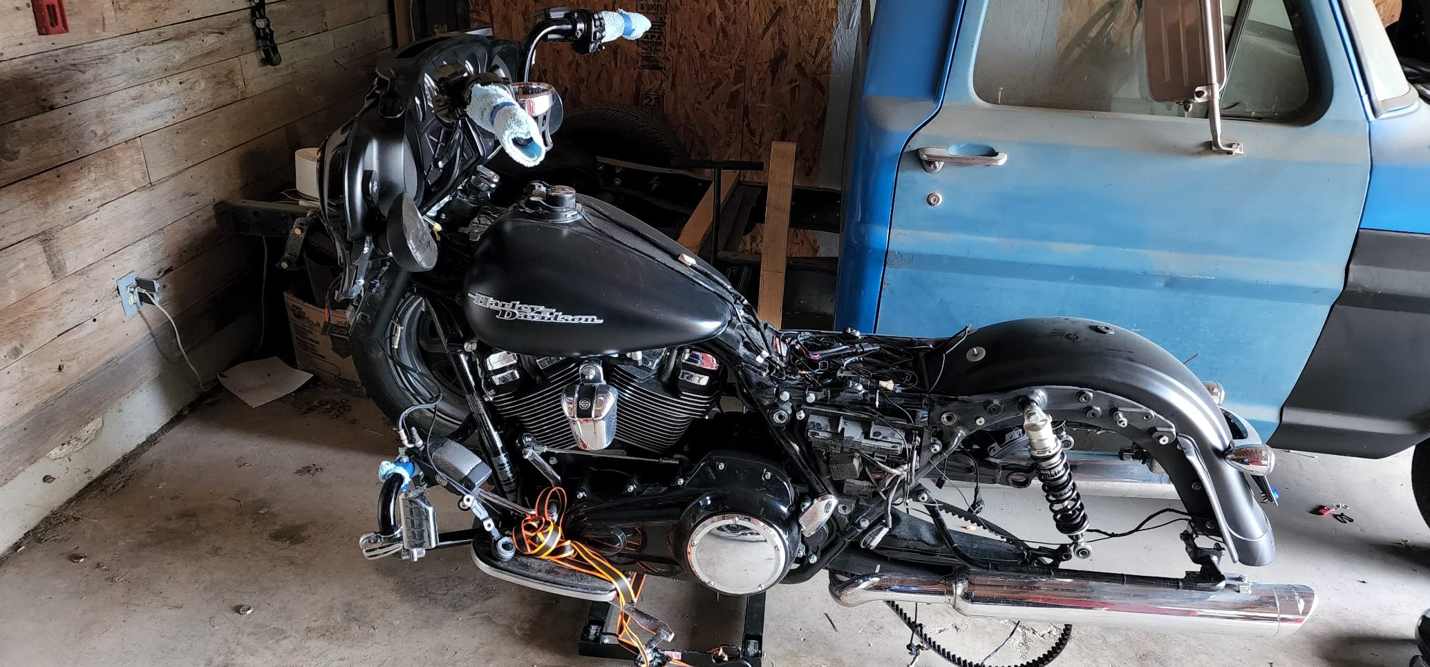 Black Widow Motorcycle and ATV Lift Jack Stand, Hydraulic Operation for Garage Storage and Lifting Vehicles up to 1,500 Pounds customer photo 1