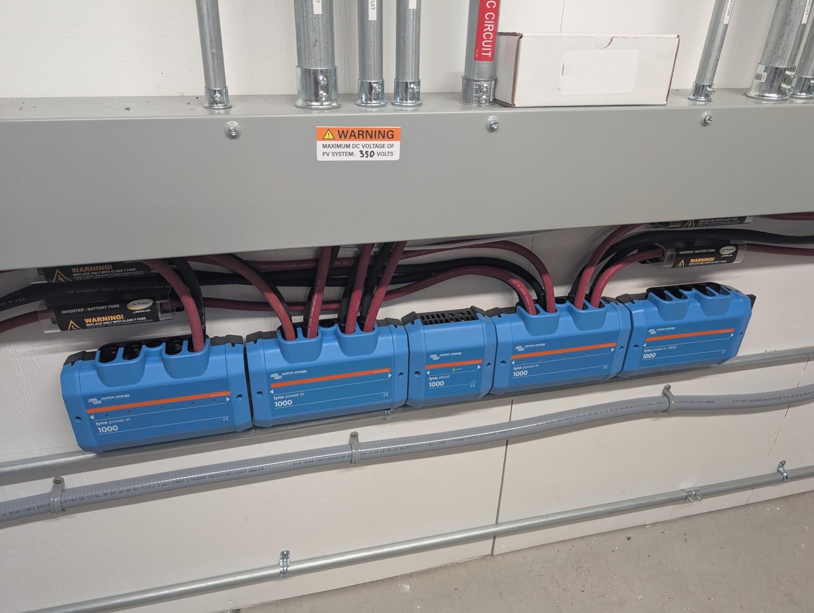 Victron Energy Lynx Power in Battery Connector - Modular M8 DC Bus Bar with 4 Connections for Batteries, Loads, or Chargers - Supports Cables up to 22mm - Part of Lynx Distribution System customer photo 1