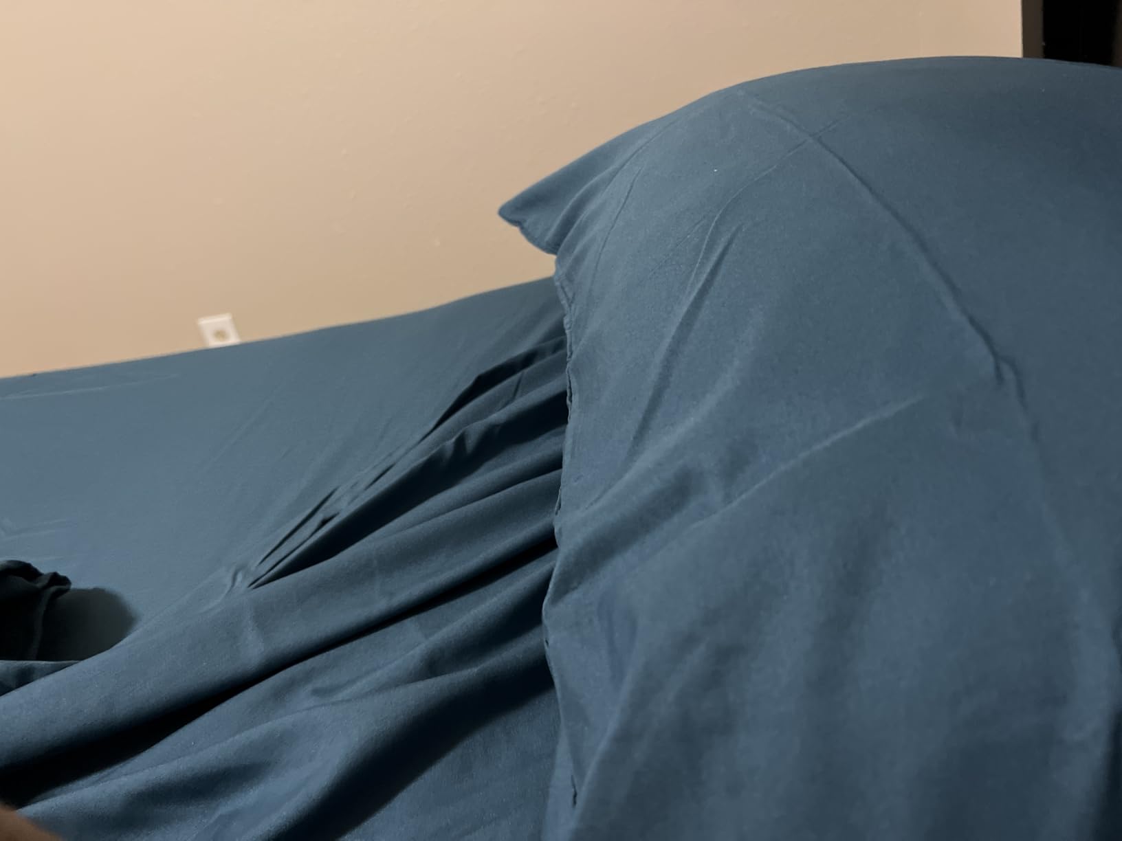 Amazon Basics Lightweight Super Soft, Wrinkle-Free, Breathable Microfiber 4 Piece Bed Sheet Set with 14-Inch Deep Pockets, Queen, Cream, Solid customer photo 2