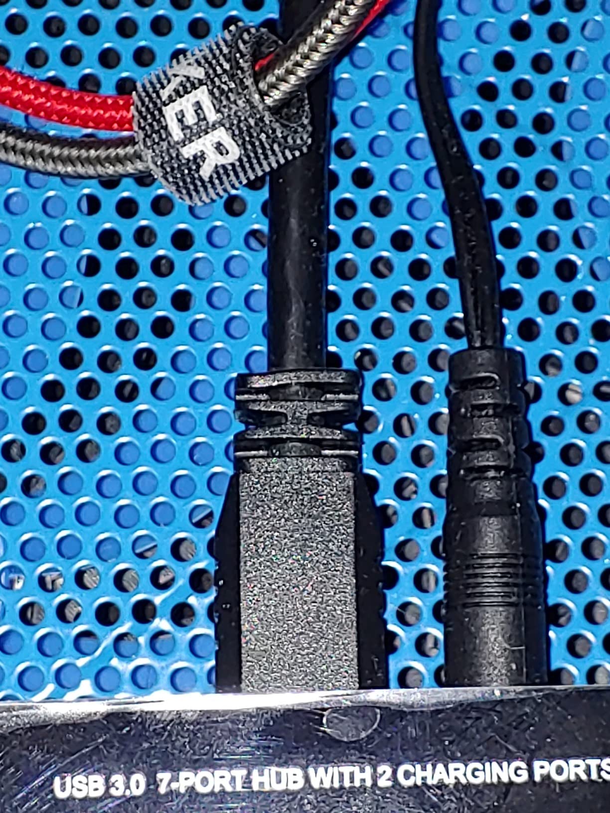 TP-Link Powered USB Hub 3.0 with 7 USB 3.0 Data Ports and 2 Smart Charging USB Ports. Compatible with Windows, Mac, Chrome & Linux OS, with Power On/Off Button, 12V/4A Power Adapter(UH720) customer photo 2