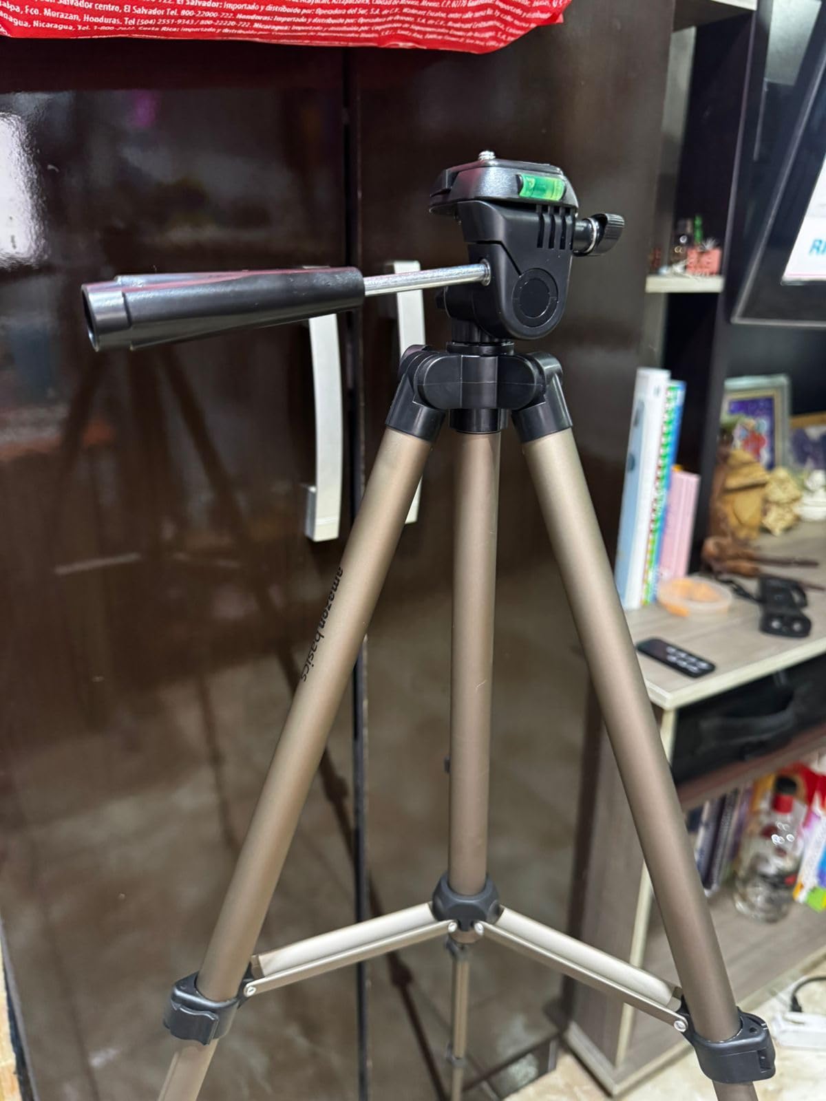 Amazon Basics 50-inch Lightweight Portable Camera Tripod Stand with Quick-Release Plate, Adjustable Height, Aluminum, for Travel Photography, Champagne customer photo 2