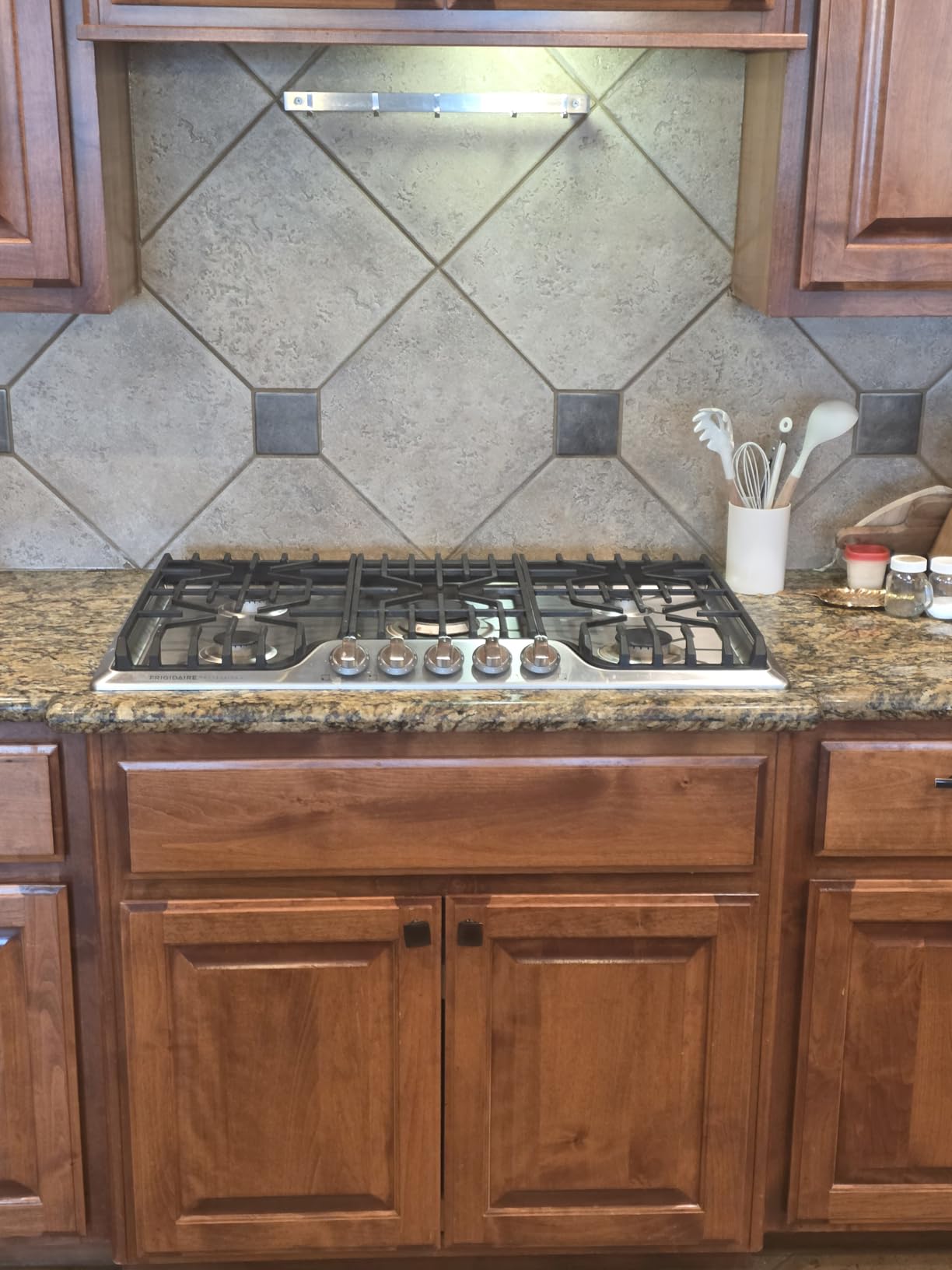 Frigidaire Professional 36 Inch Gas Cooktop with Griddle, Stainless Steel 5-Burner with Propane Conversion Kit, FPGC3677RS customer photo 1