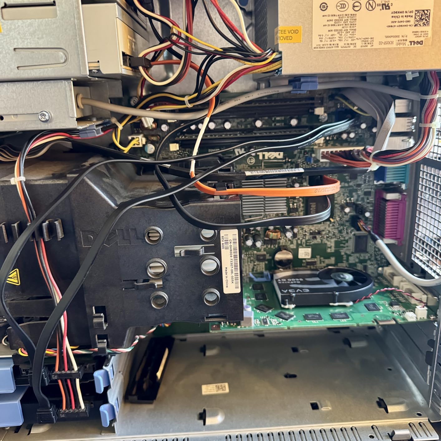 Cable Matters 3-Pack 90 Degree SATA Cable - 18 Inch, SATA III 6Gbps Right Angle Data Cable for SSD, HDD, CD/DVD Drives, Hard Drive, Optical Drive, Gaming PC, Desktop, Motherboard, Black customer photo 2