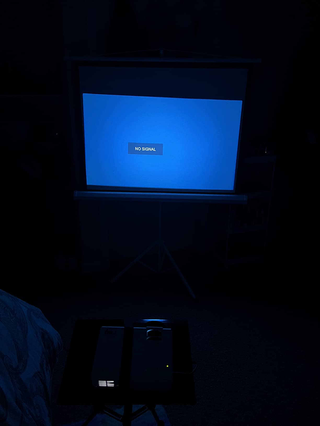 Pyle 50 Inch Portable Projector Screen with Tripod Stand - Lightweight, Durable, Easy Pull Setup Mobile Projection Screen with 4:3 Aspect Ratio, White Matte Fabric for Indoor/Outdoor Use customer photo 1