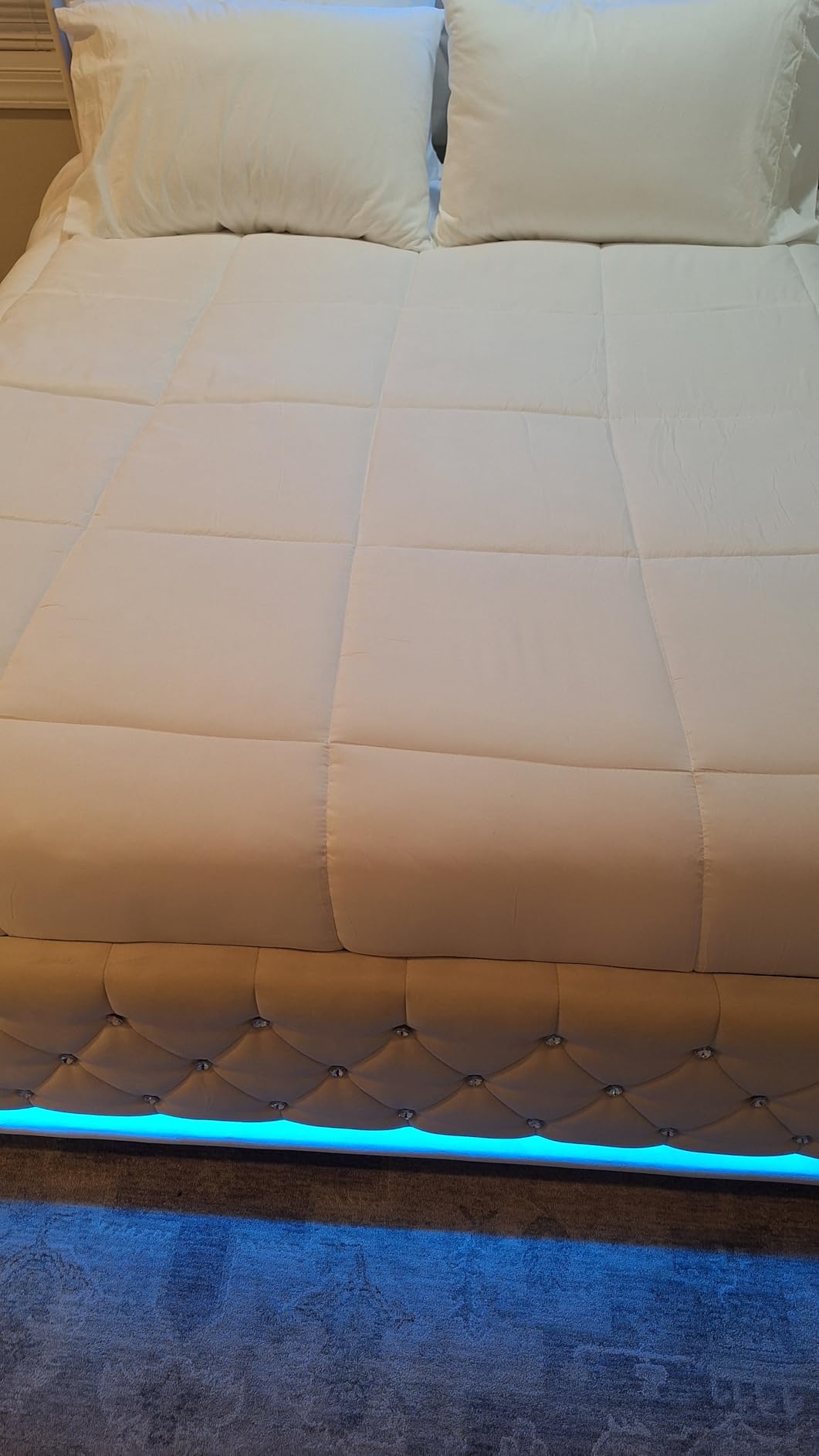 Utopia Bedding Comforters Queen Size, All Season Duvet Insert, Down Alternative Box Stitched Bed Comforter with Corner Tabs, Machine Washable (White) customer photo 2