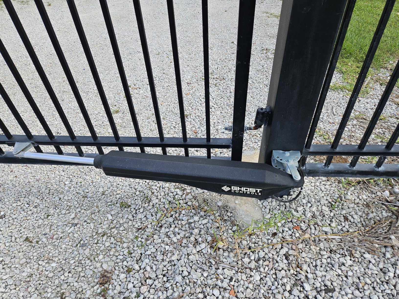 GC GHOST CONTROLS Solar Heavy-Duty Automatic Gate Opener Kit for Driveway Swing Gates with Long-Range Solar Gate Opener Remote - Model TSS1XP customer photo 2