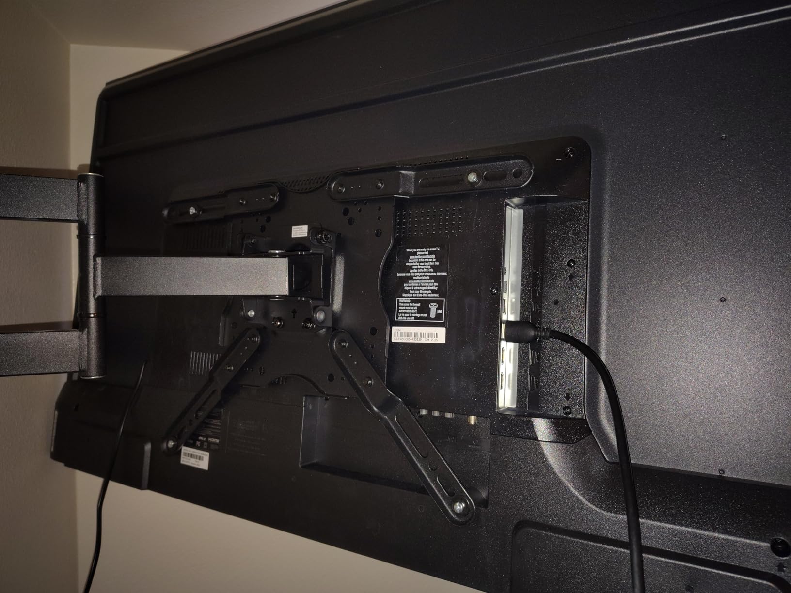 Amazon Basics Full Motion Articulating TV Wall Mount, with Swivel and Tilt, for 26 to 55 inch TVs and Flat Panels up to 80 Lbs, VESA Compatible, Black customer photo 1