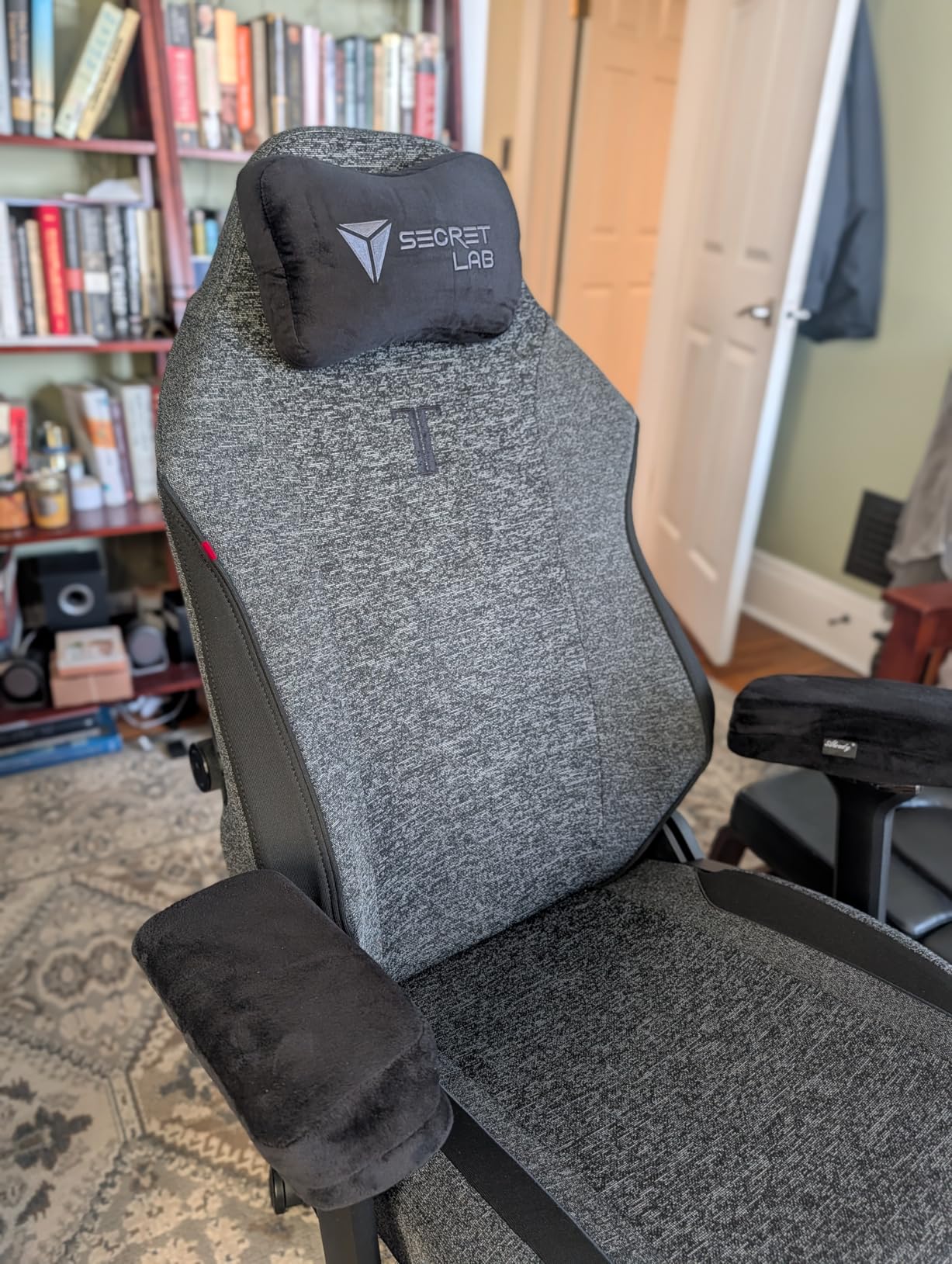 Aloudy Ergonomic Memory Foam Office Chair Armrest Pads, Comfy Gaming Chair Arm Rest Covers for Elbows and Forearms Pressure Relief(Set of 2), Stretch Fit, Black customer photo 2