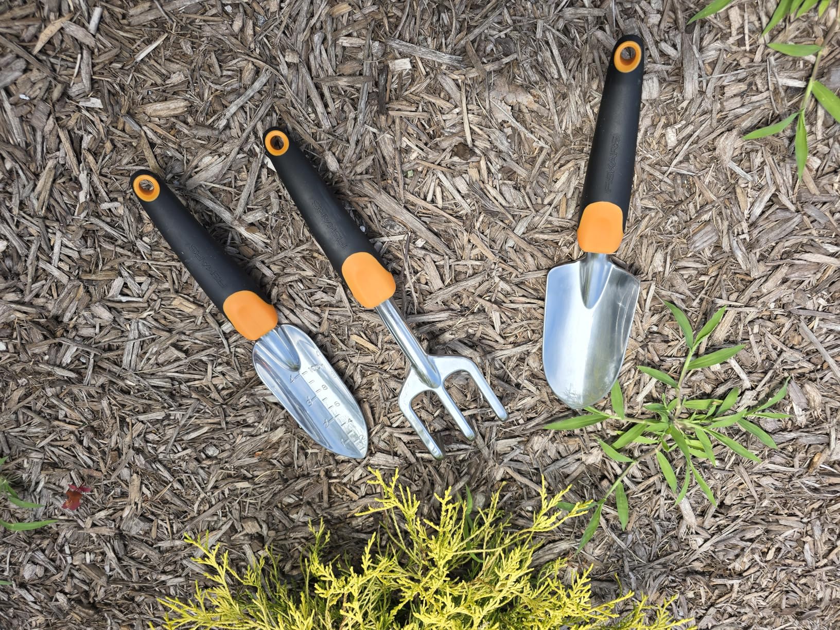 Fiskars 3-in-1 Garden Tool Set, Polished Cast-Aluminum Heads for Rust Resistance, Heavy-Duty Trowel, Transplanter & Cultivator for Digging and Planting, Non-Slip SoftGrip Handles Reduce Fatigue customer photo 2