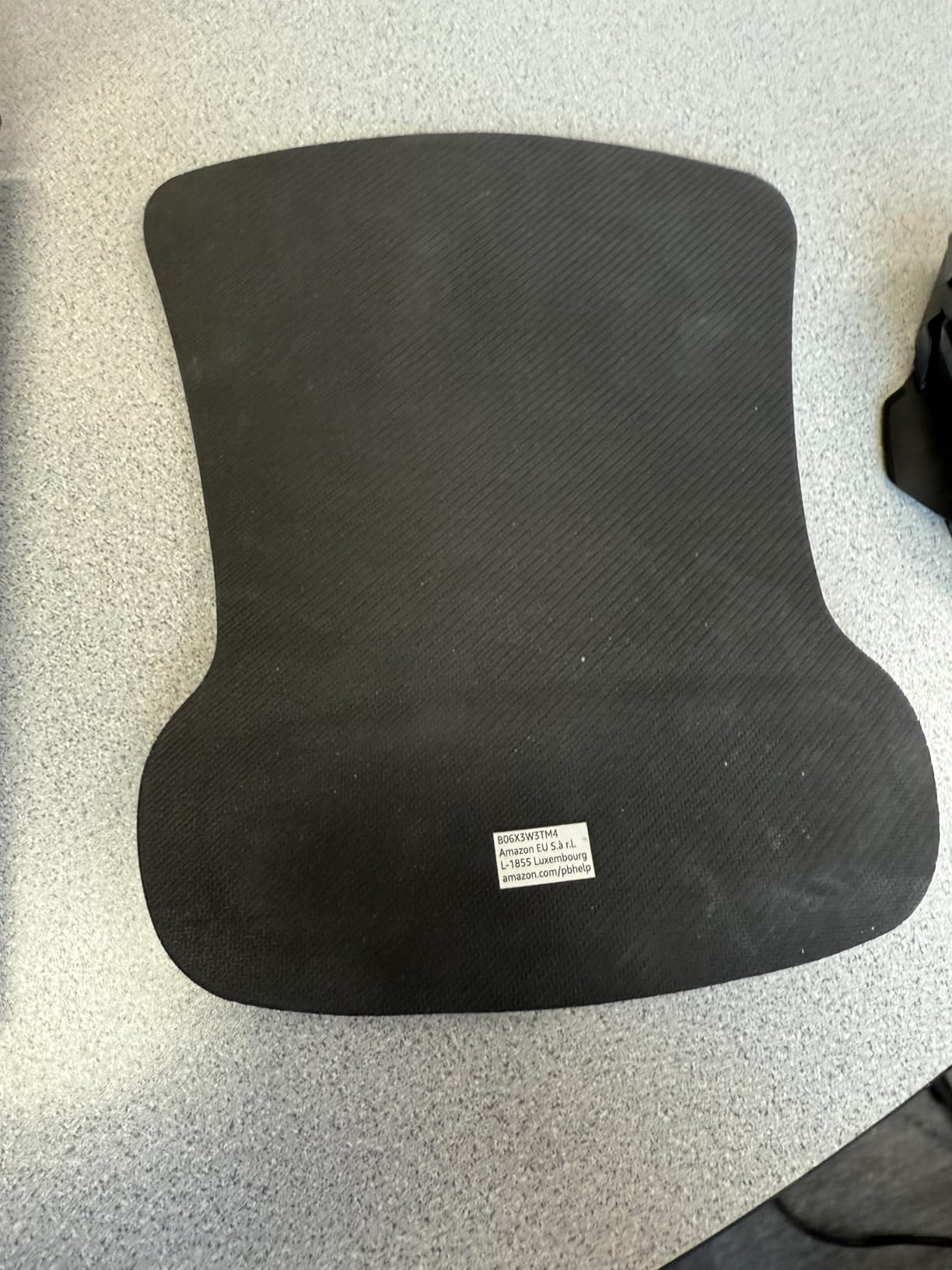 Amazon Basics Irregular Ergonomic Gel Computer Mouse Pad with Wrist Support for Pain Relief, Non-Slip, 10.1L x 8.1W inches, Black customer photo 1