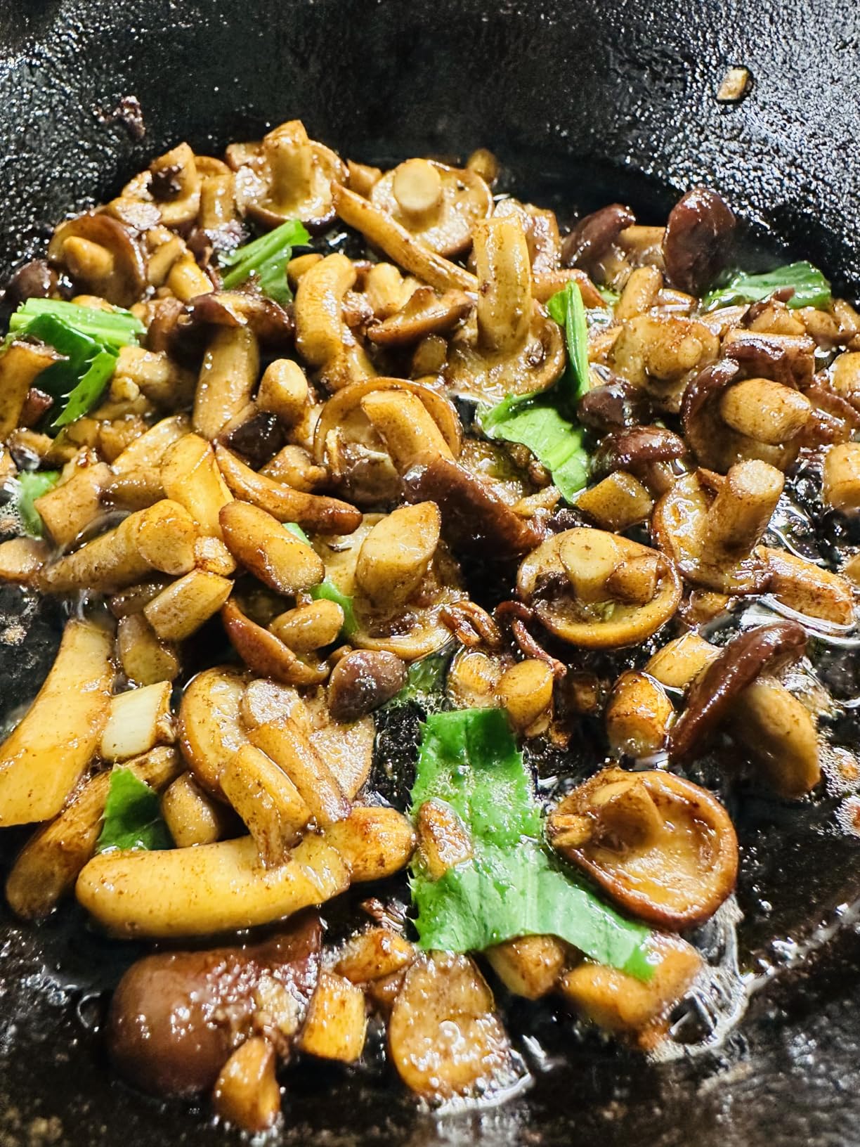 Utopia Kitchen Cast iron Skillets 3 Piece Set, Chefs Pan, Pre Seasoned Cast iron Skillets, 6, 8 & 10 Inches, Easy Use in the Oven, Stove, Grill, or Campfire, Black customer photo 2