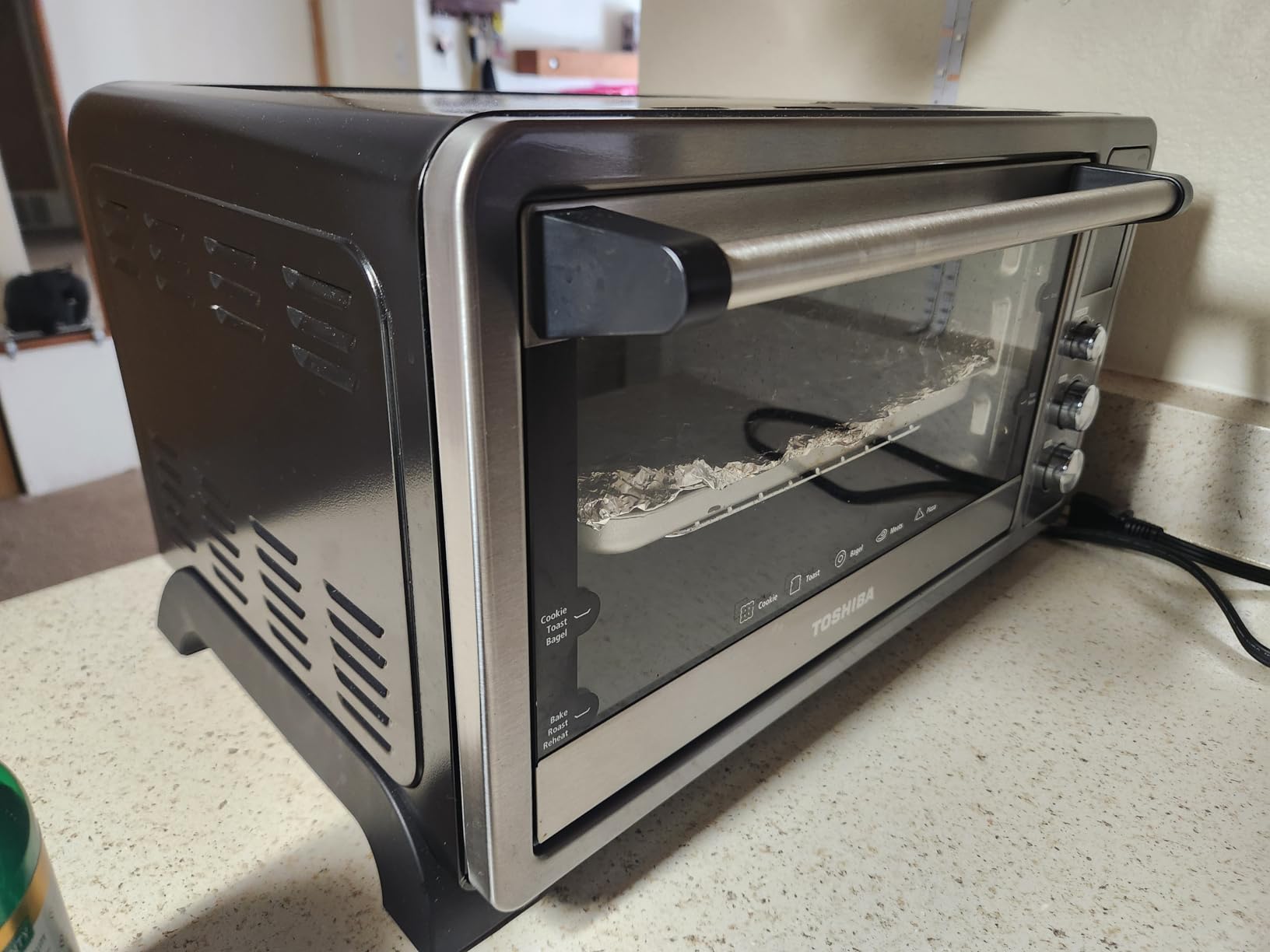 TOSHIBA AC25CEW-BS Large 6-Slice Convection Toaster Oven Countertop, 10-In-One with Toast, Pizza and Rotisserie, 1500W, Black Stainless Steel, Includes 6 Accessories customer photo 1