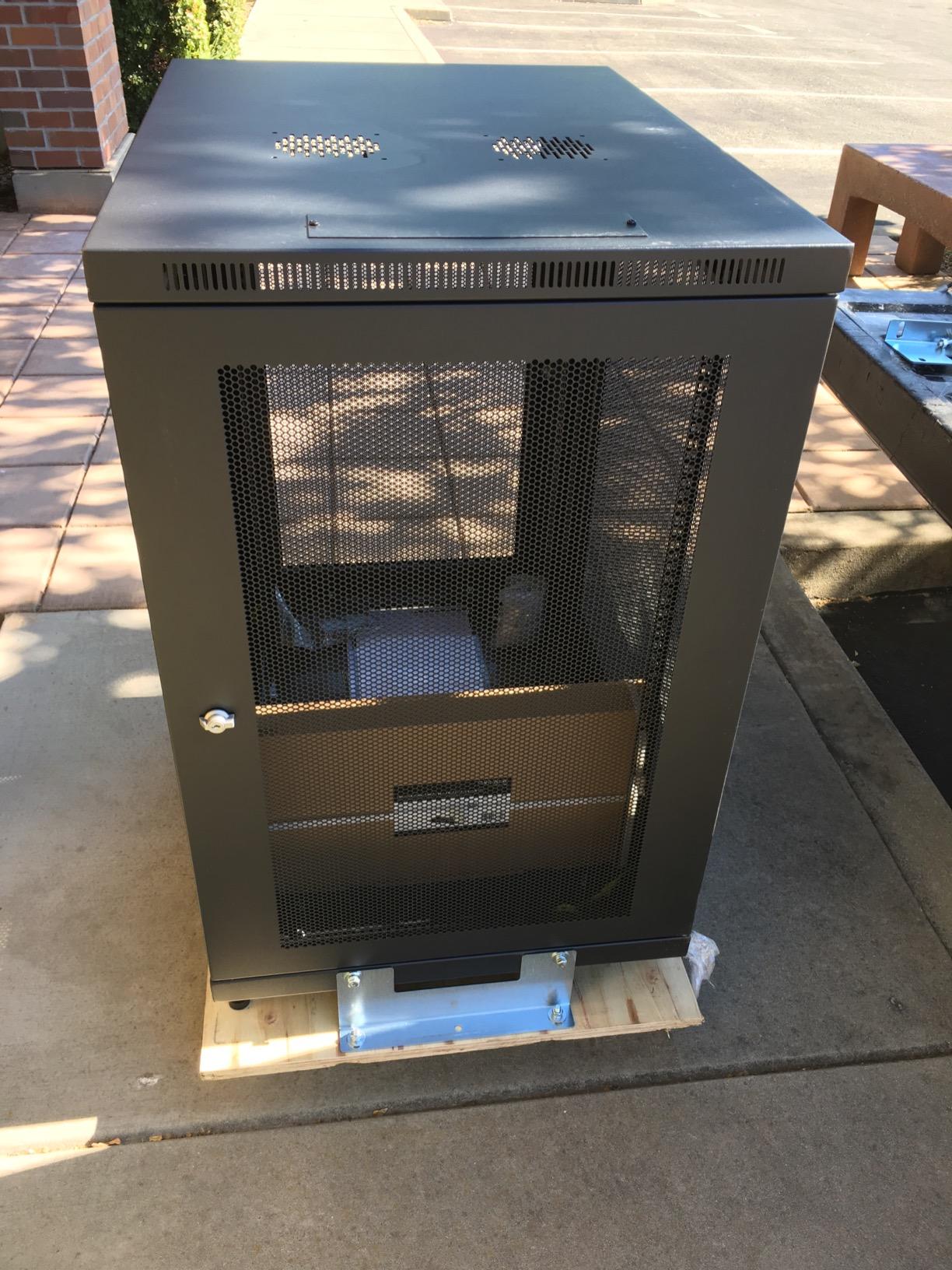 StarTech 18U Enterprise-Grade Server Rack Cabinet Kit, 19in Enclosed 4-Post Rack with Shelf and Cable Management, 29in (75cm) Mounting Depth, 992lb (450kg) Capacity customer photo 2