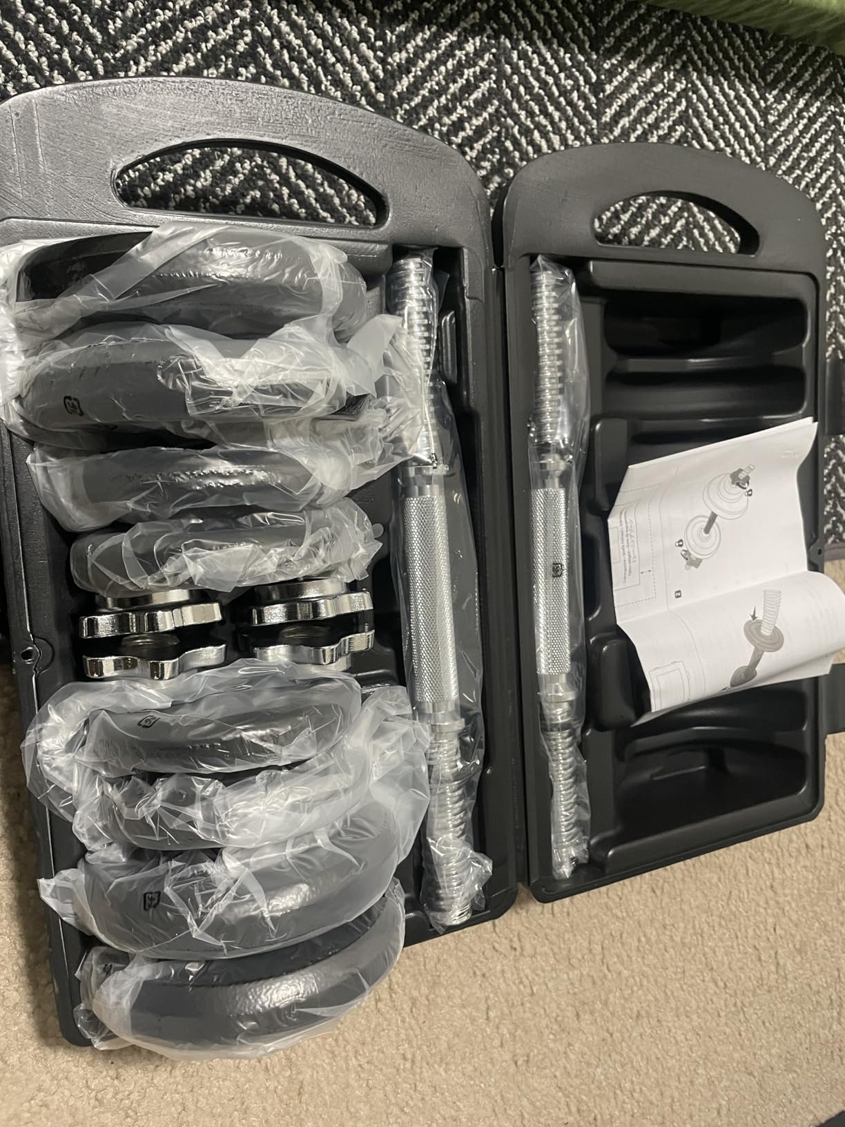 Amazon Basics Adjustable Dumbbell Hand Weight Set with Storage Case, Portable, Secure, 38 Pounds, Black customer photo 1