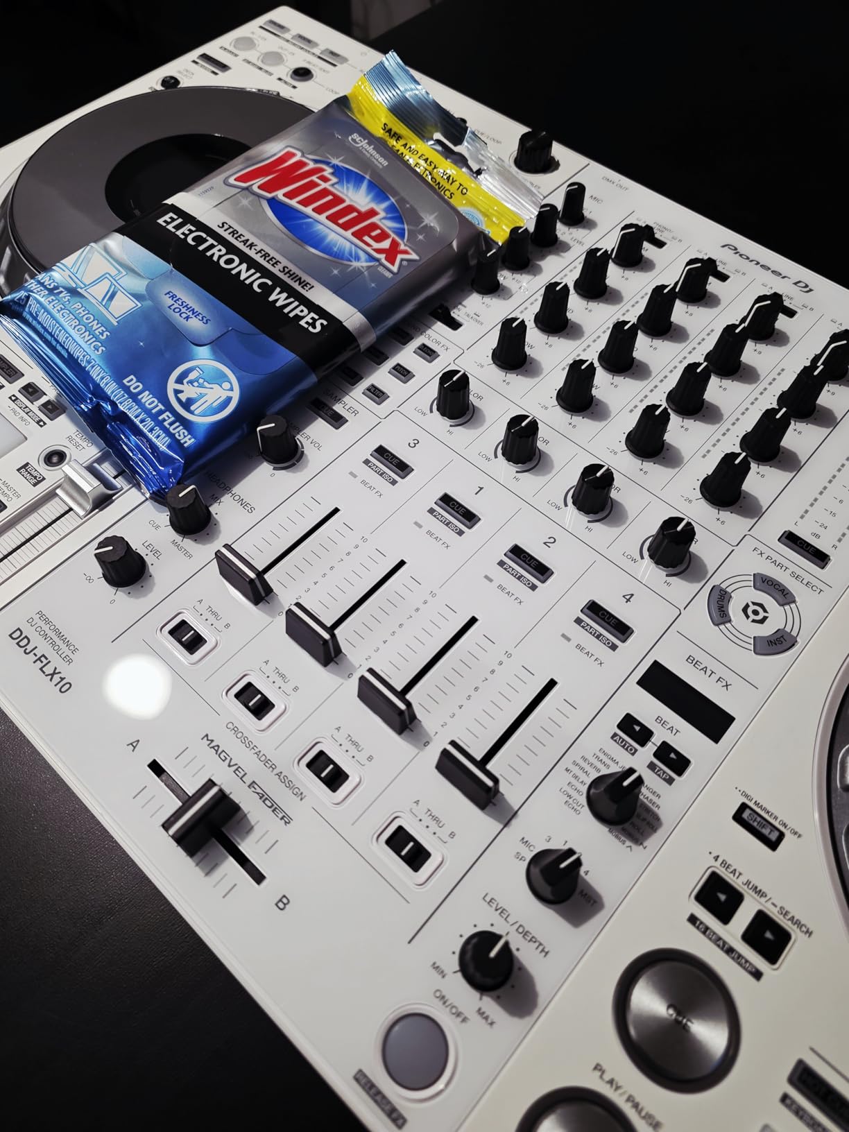 Windex Electronic Cleaning Wipes, Pre-Moistened Screen Wipes for TVs, Phones, and Other Electronics, Resealable for a Freshness Lock, 25 Count (Pack of 3) customer photo 1