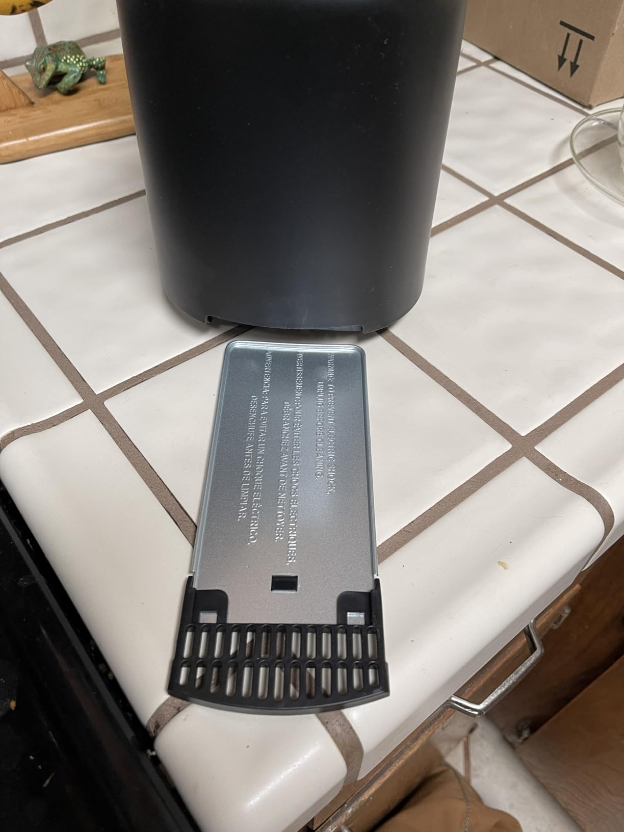 Amazon Basics 2 Slice Toaster, Extra Wide Slots for Bagels, 6 Browning Settings, Removable Crumb Tray, Defrost/Cancel/Bagel Buttons, Cord Wrap, 900W, Black & Silver customer photo 2