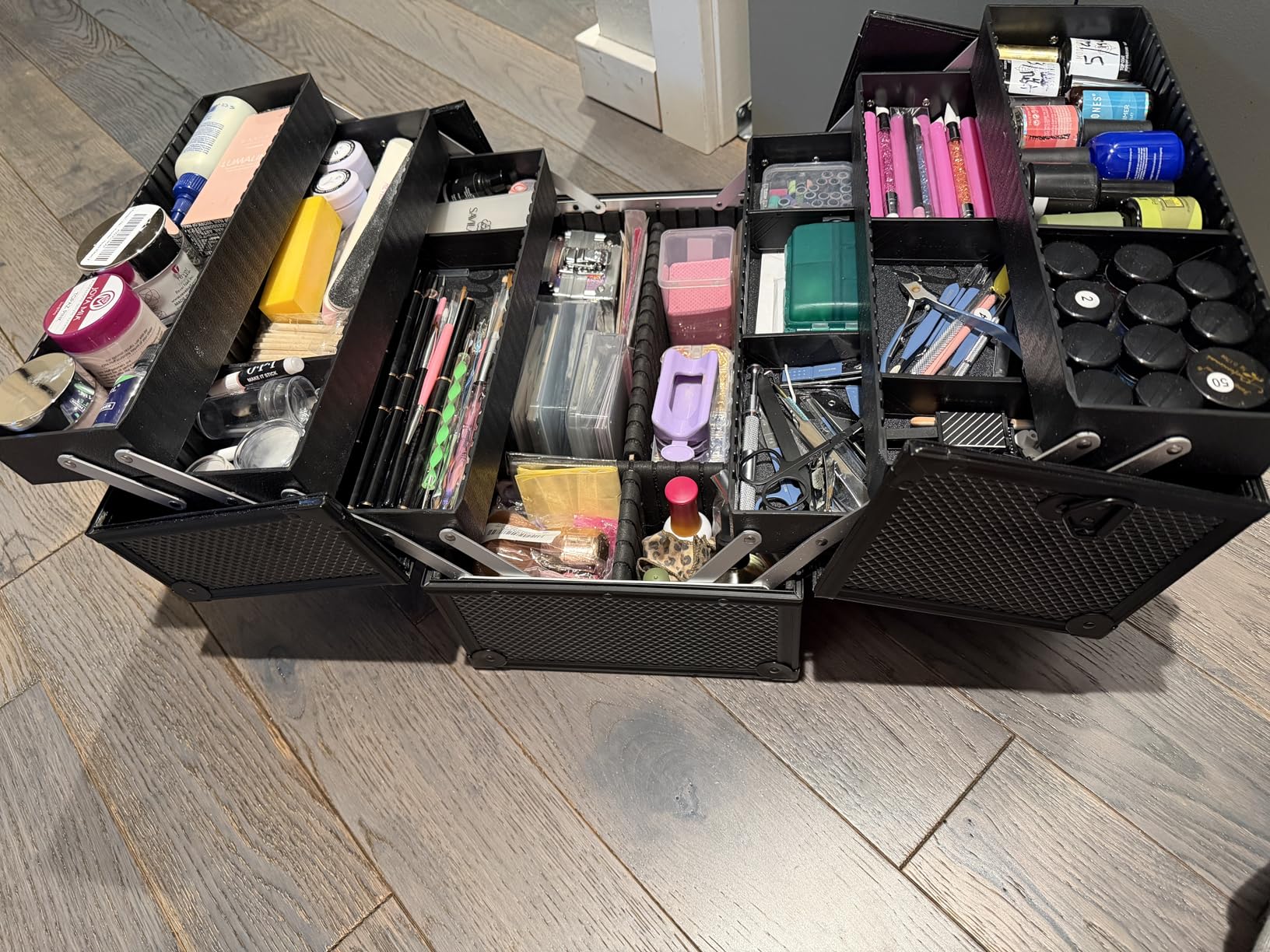 Joligrace Makeup Train Case Professional Adjustable - 6 Trays Cosmetic Cases Makeup Storage Organizer Box with Lock and Compartments 14 Inch Large Black customer photo 1