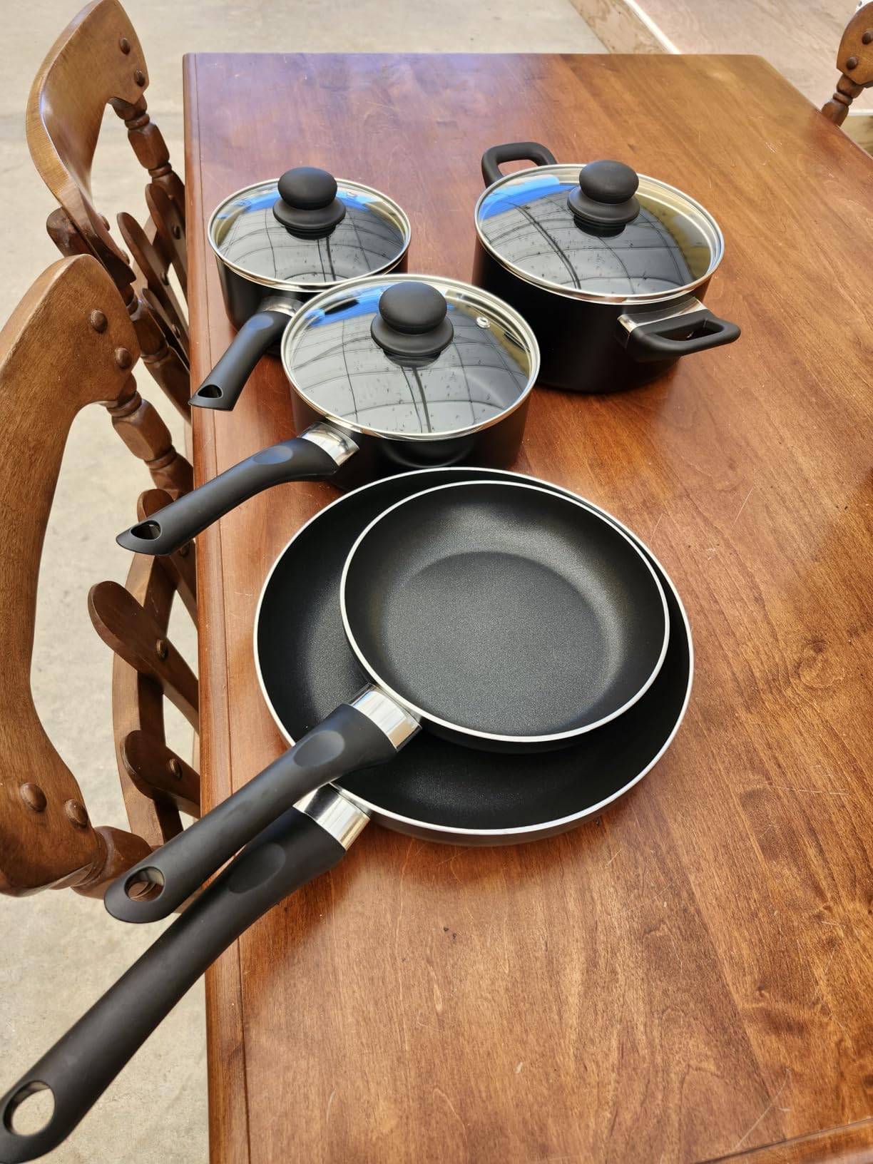 Amazon Basics Non-Stick Kitchen Cookware 8-Piece Set, Non-Induction, Includes Pots and Pans, Black customer photo 1