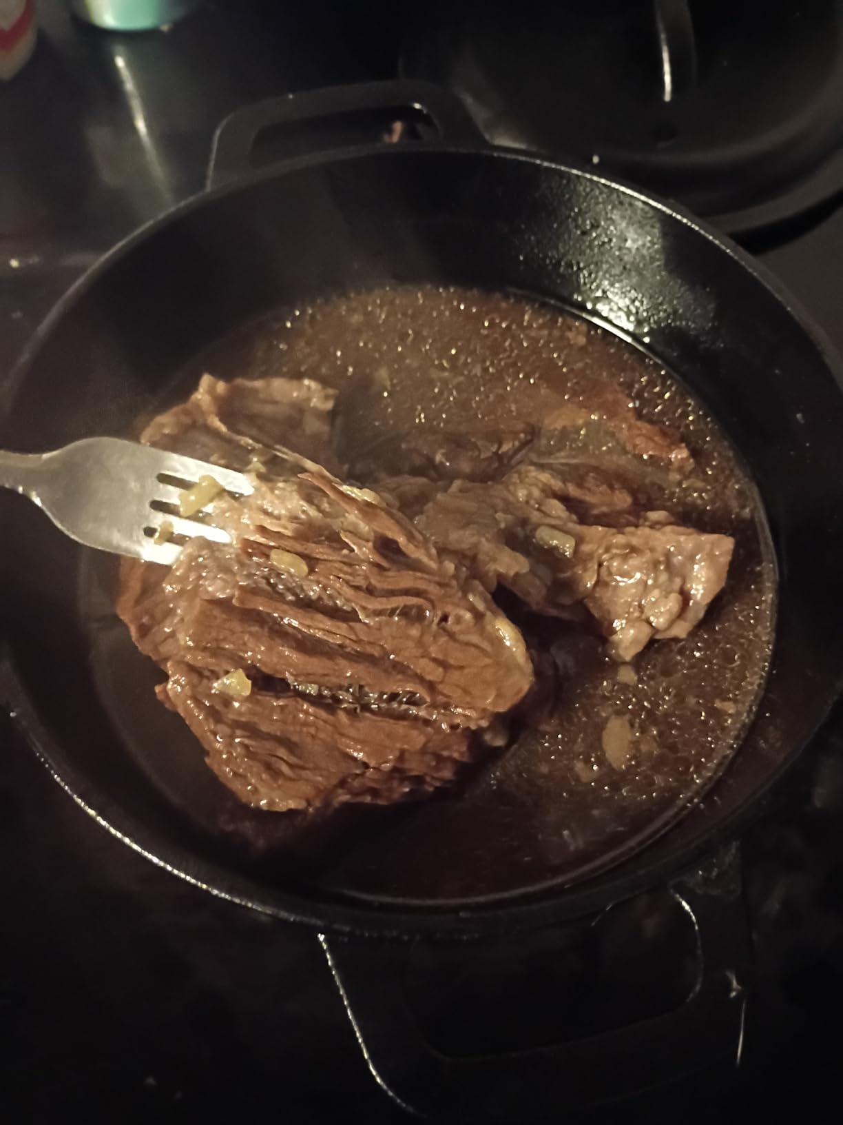 Amazon Basics Pre-Seasoned Cast Iron Dutch Oven Pot with Lid and Dual Handles, Oven Safe, Heavy-Duty, 7-Quart, Round, Black customer photo 1