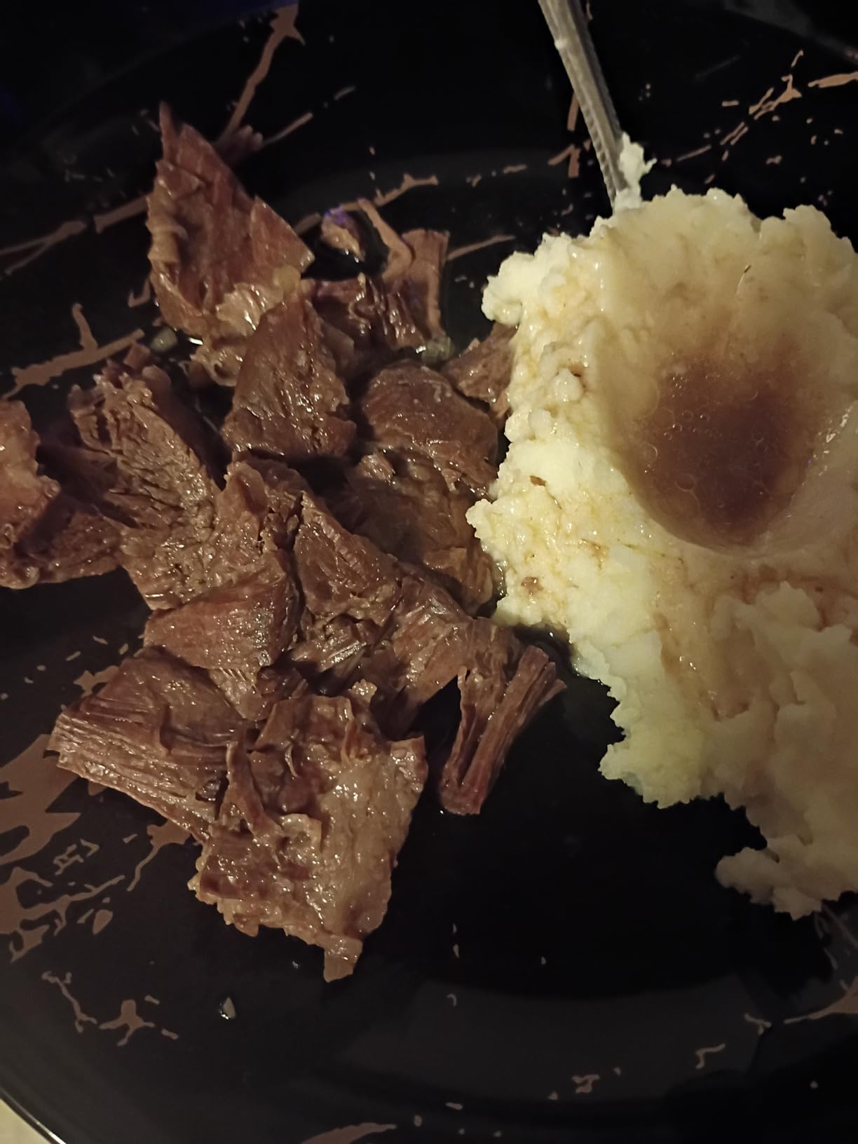 Amazon Basics Pre-Seasoned Cast Iron Dutch Oven Pot with Lid and Dual Handles, Oven Safe, Heavy-Duty, 7-Quart, Round, Black customer photo 2