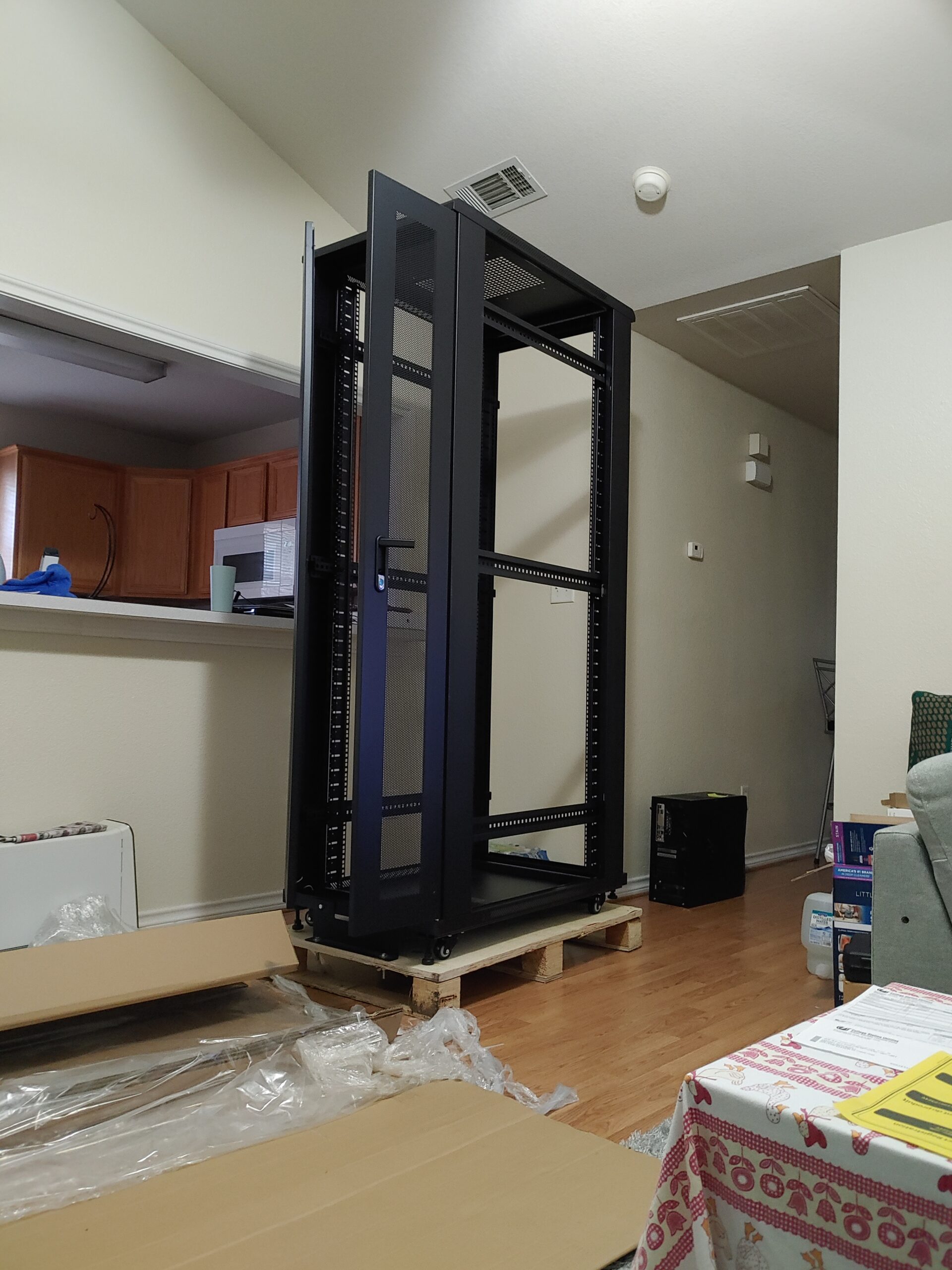 StarTech 42U Enterprise-Grade Server Rack Cabinet, 19in Enclosed 4-Post Rack with 36in (91cm) Mounting Depth and 2000lb (900kg) Weight Capacity customer photo 1