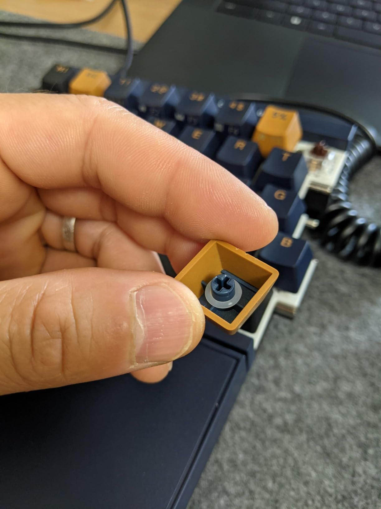 Sumind 200 Pieces O Ring Keyboard, O Rings Keycaps, Clear Rubber Keycap Dampeners with Plastic Storage Box for Mx Switch and Mechanical Keys customer photo 1