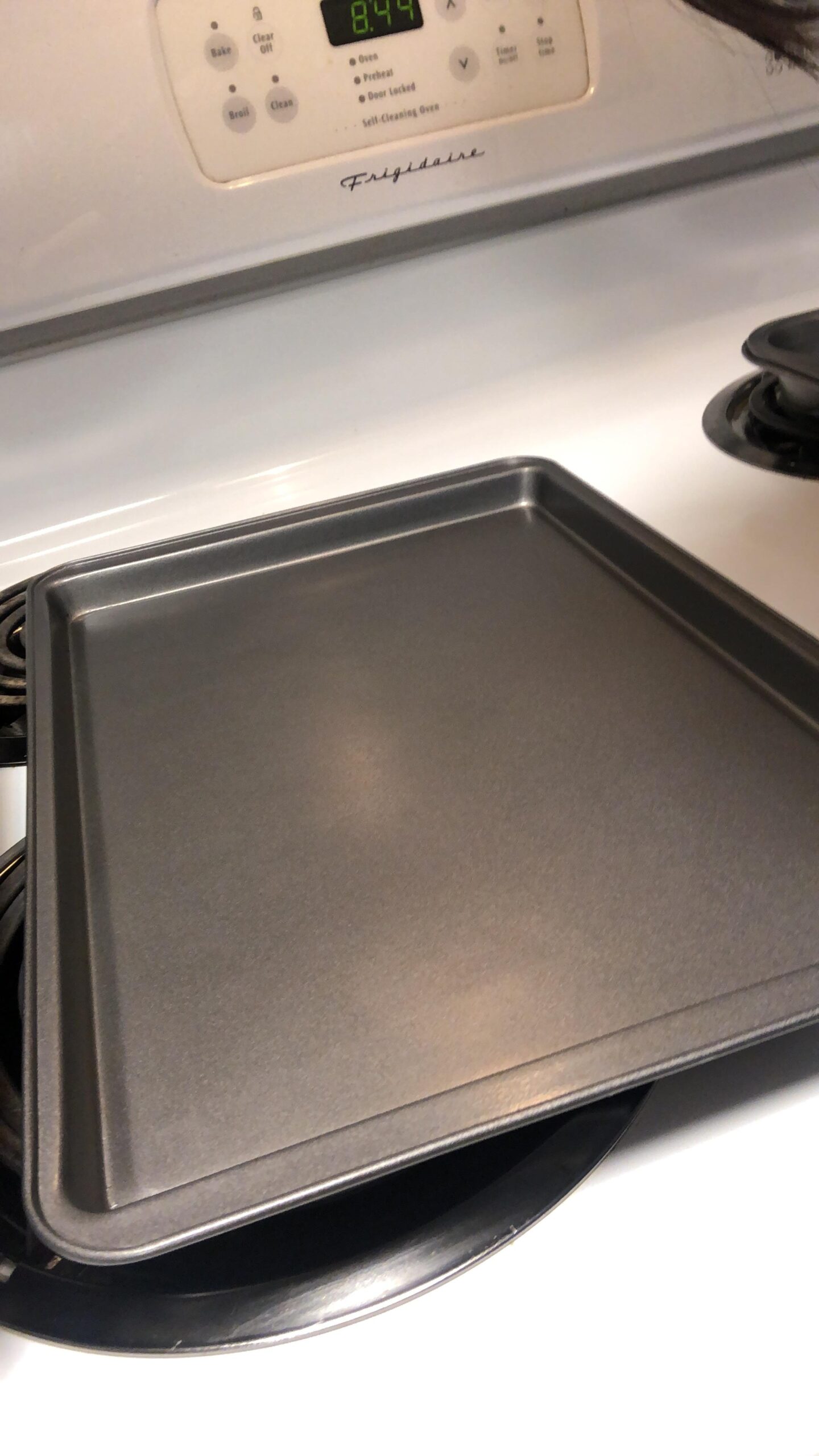 Amazon Basics 6 Piece Nonstick Carbon Steel Bakeware Set with Cake, Muffin, Cookie, and Loaf Pans, Easy Release, Oven Safe customer photo 2