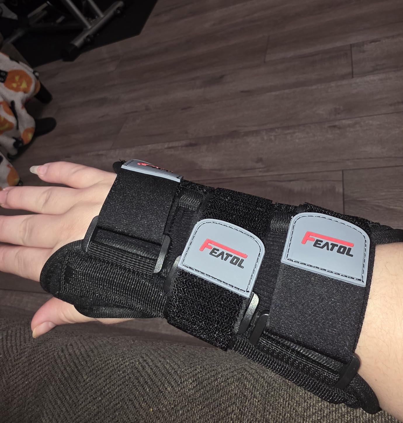 FEATOL Wrist Brace Hand Brace, Carpal Tunnel Wrist Splint Night Support for Women Men, Pain Relief Support -Tendonitis, Arthritis, Sprain, Right Hand, Small/Medium customer photo 2