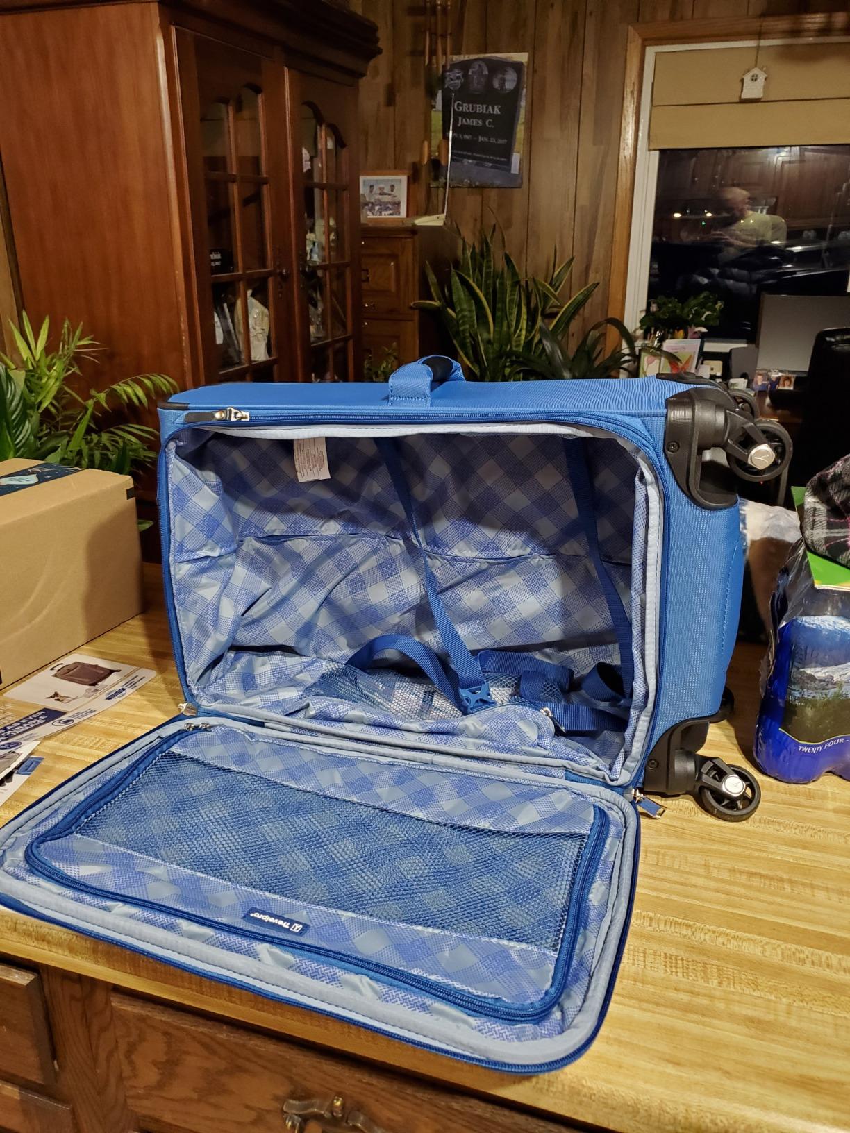 Travelpro Maxlite 5 Softside Expandable Luggage with 4 Spinner Wheels, Lightweight Suitcase, Men and Women, Black, Carry-on 21-Inch customer photo 2