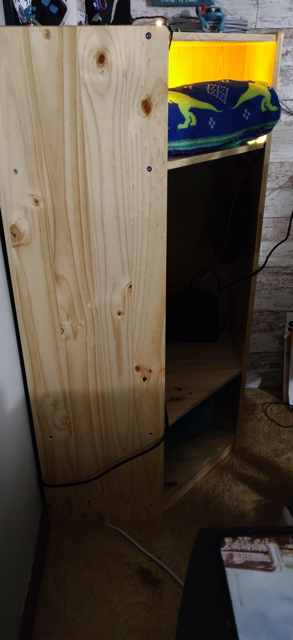 Amazon Basics Coat Locker, 5-Section with Bench, Daycare Classroom Furniture, Backpack Storage, 13