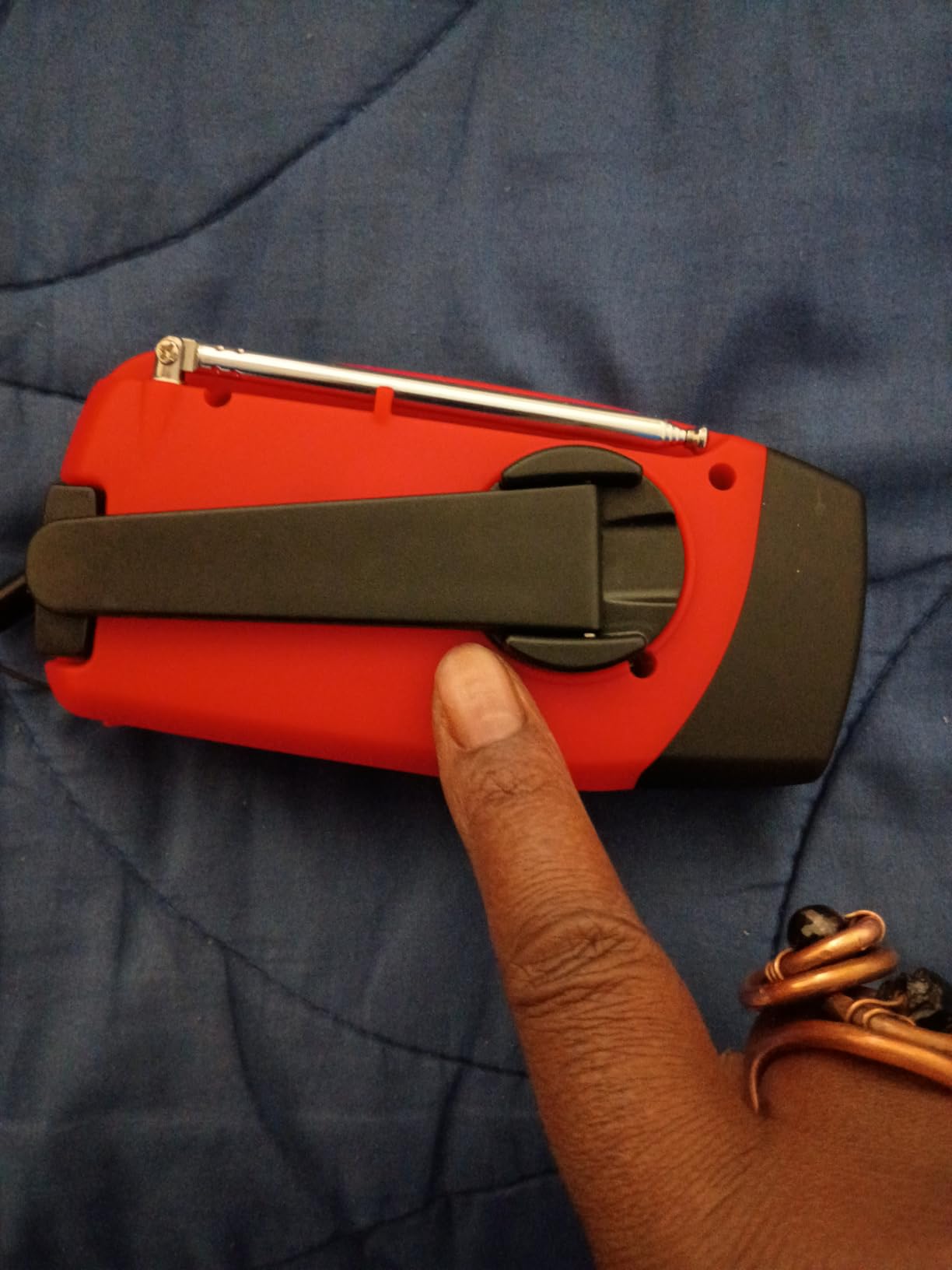 FM/AM/NOAA Weather Radio Hand Crank Self Powered Solar Portable Mini Emergency Survival Radios with 3 LED Super Bright Flashlight 2000mah Battery Operated Power Smart Phone Charger,SOS customer photo 2