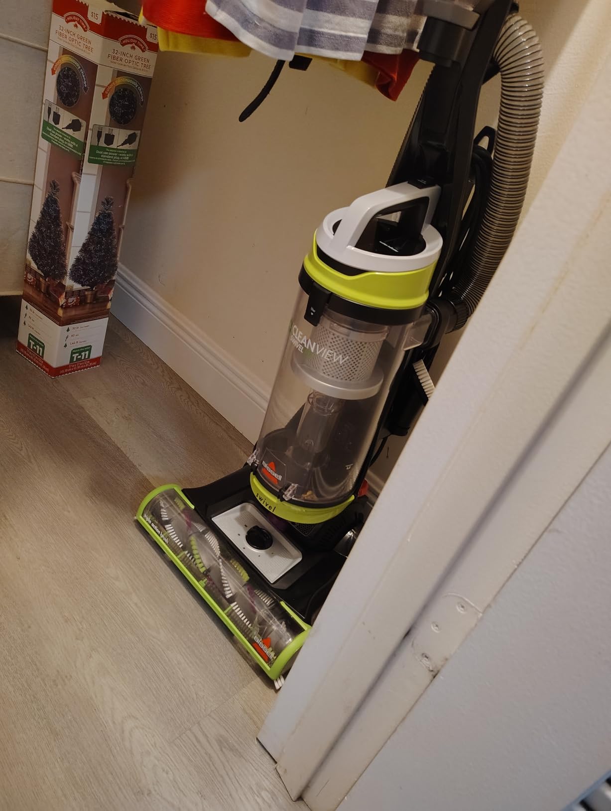 Bissell 2252 CleanView Swivel Upright Bagless Vacuum with Swivel Steering, Powerful Pet Hair Pick Up, Specialized Pet Tools, Large Capacity Dirt Tank, Easy Empty customer photo 1