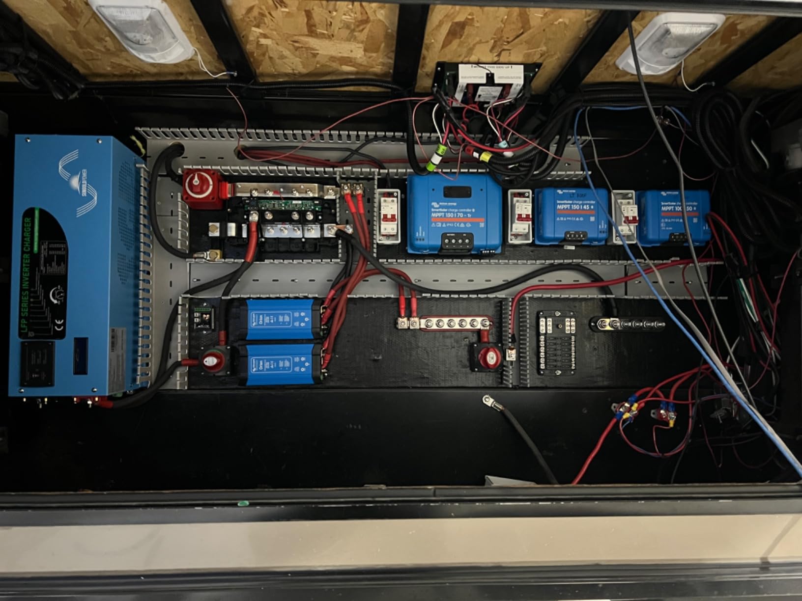 Victron Energy Lynx Distributor - Modular M8 DC Bus Bar with 4 Fuses - Fuse Monitoring via VictronConnect or Lynx Smart BMS & GX device for 12V, 24V, and 48V Systems - Part of Distribution System customer photo 1