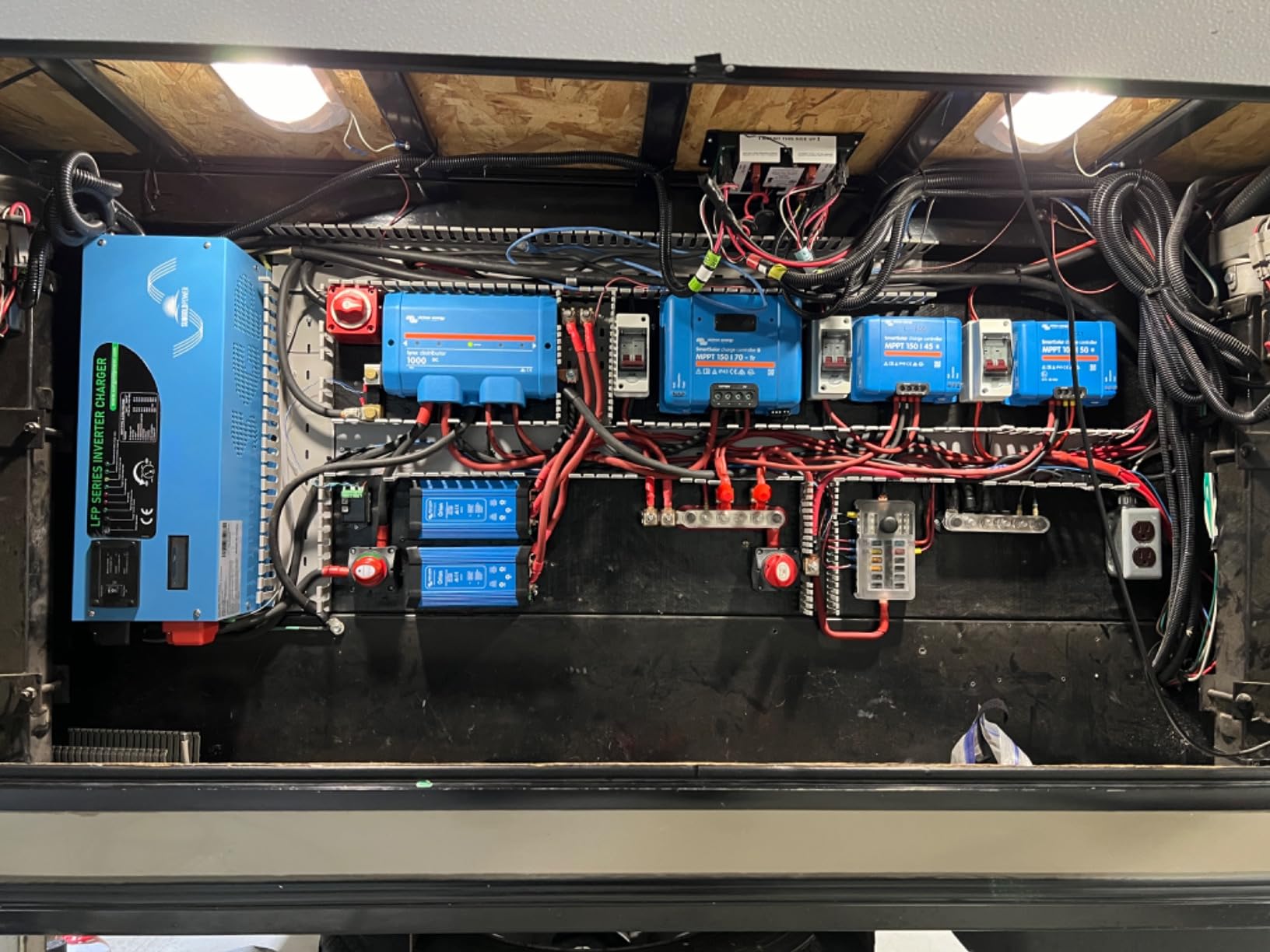 Victron Energy Lynx Distributor - Modular M8 DC Bus Bar with 4 Fuses - Fuse Monitoring via VictronConnect or Lynx Smart BMS & GX device for 12V, 24V, and 48V Systems - Part of Distribution System customer photo 2