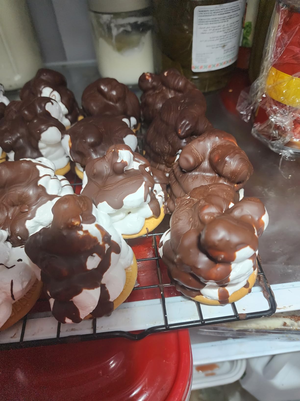 Hamilton Beach Electric Stand Mixer, 4 Quarts, Dough Hook, Flat Beater Attachments, Splash Guard, 7 Speeds with Whisk, Easy-Carry Top Handle, Red customer photo 2