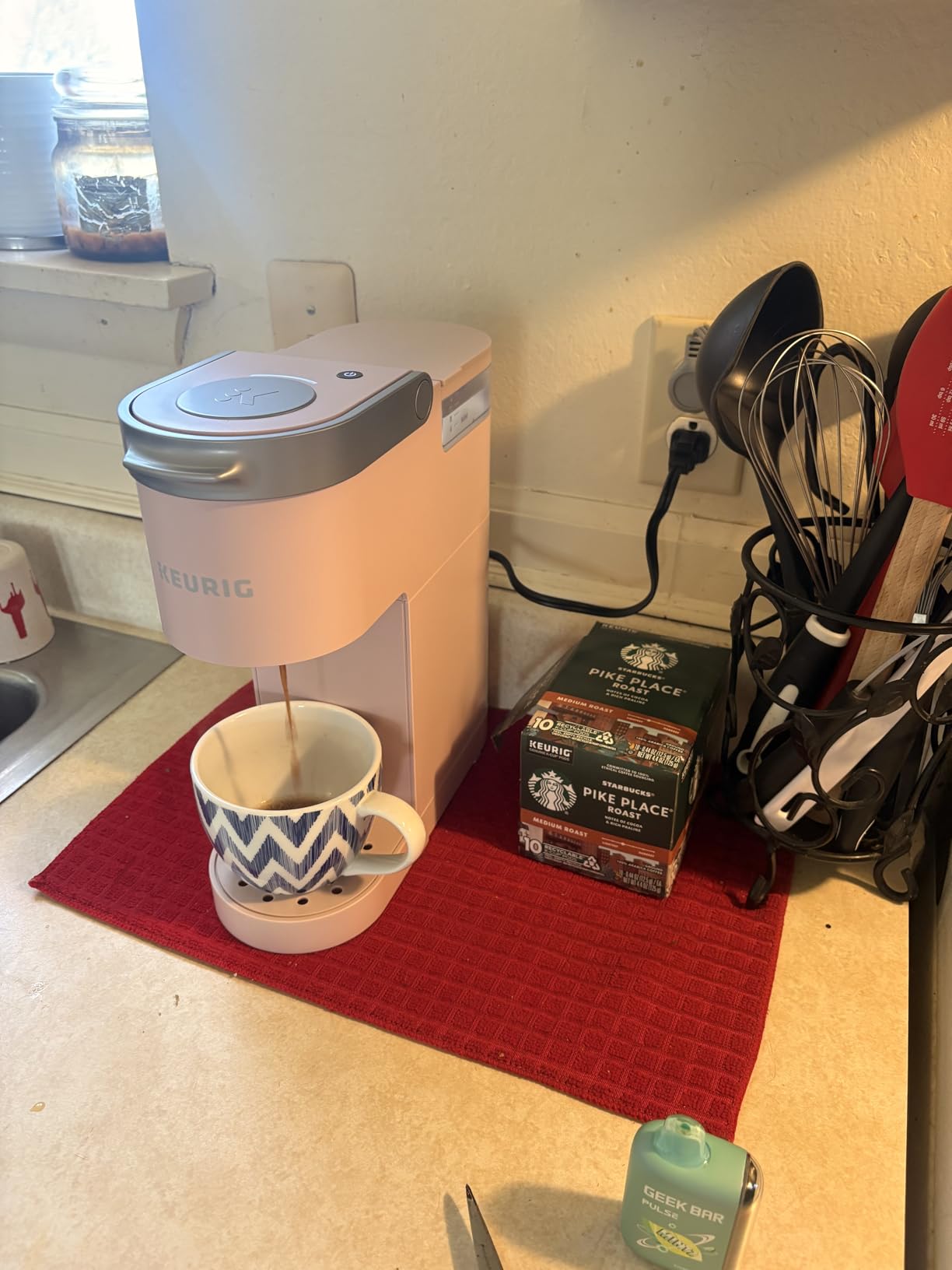 Keurig K-Mini Single Serve K-Cup Pod Coffee Maker, 6 to 12oz Brew size, with Cord Storage, Perfect for Small Spaces, Black customer photo 2