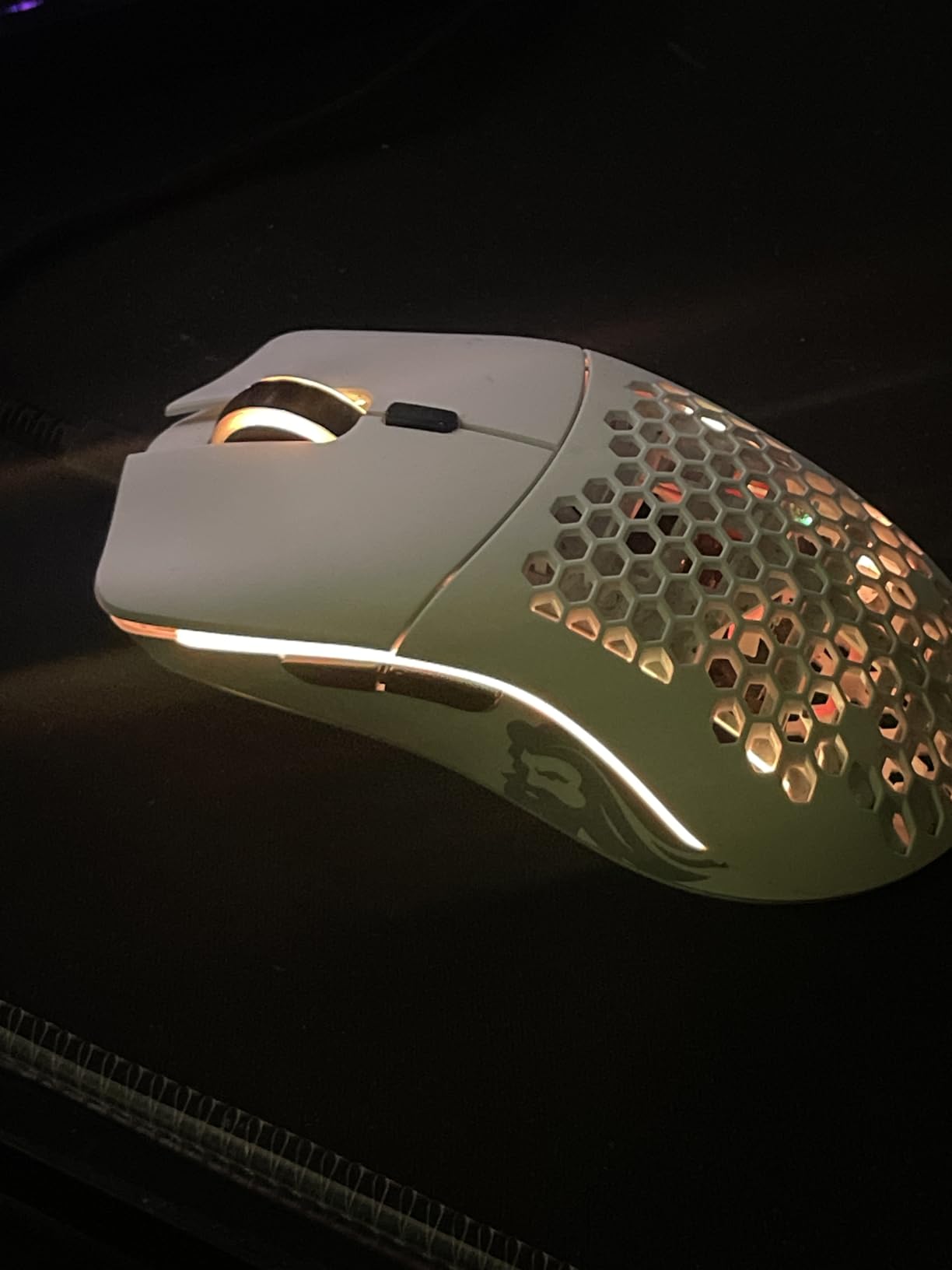 Glorious Model O Wired Gaming Mouse 67g Superlight Honeycomb Design, RGB, Pixart 3360 Sensor, Omron Switches, Ambidextrous - Matte White customer photo 2