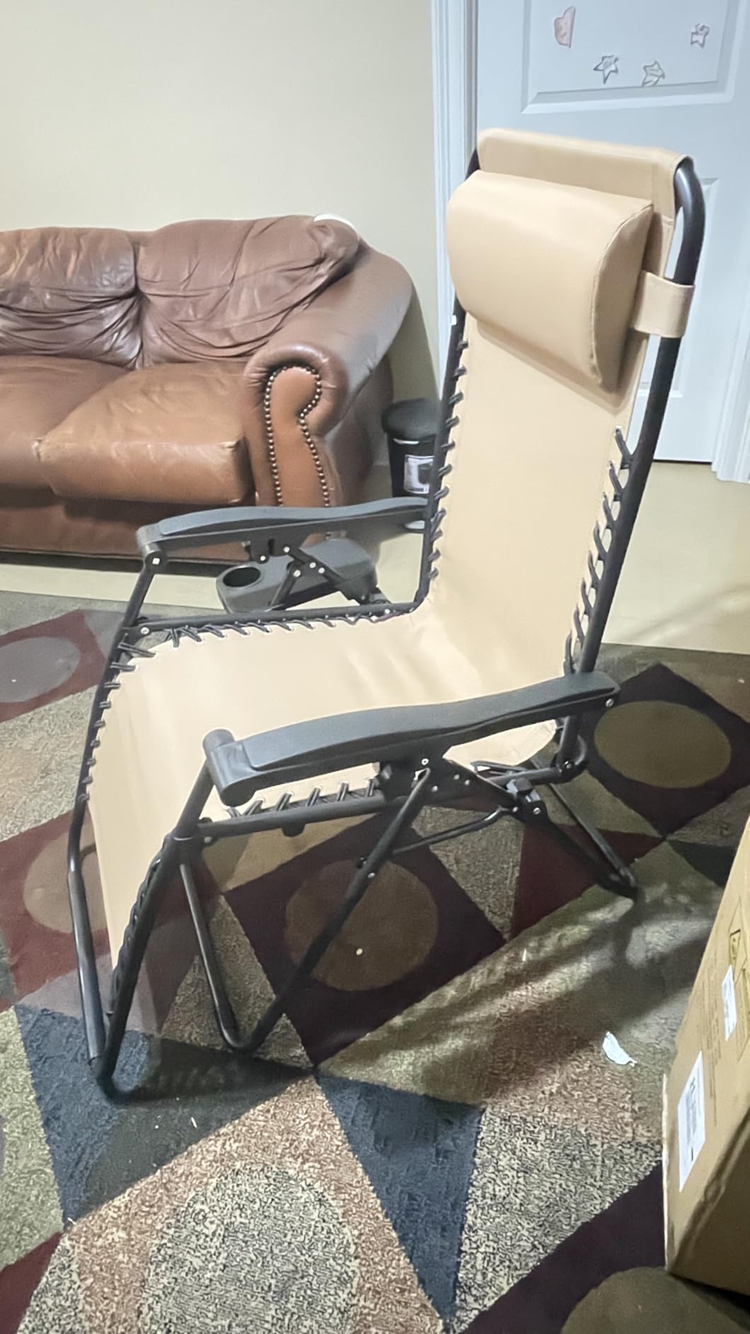 Amazon Basics Outdoor Textilene Adjustable Zero Gravity Folding Reclining Lounge Chair Set with Cup Holder, Side Table, Headrest, Weather-Resistant, 35 x 26 x 43 inches, Beige, 2-Pack customer photo 2