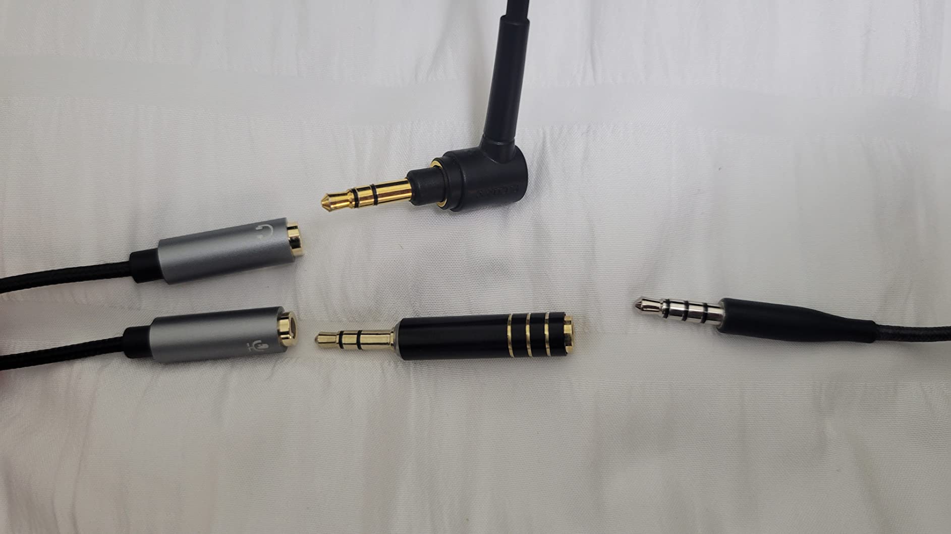 UGREEN Headphone Splitter 3.5mm 2 Female to 1 Male Mic and Audio Y Splitter TRRS Headset Adapter Cable Stereo Compatible with Switch 2/PS4/PS5 Steam Deck Xbox PC Laptop Phone Tablet Gaming customer photo 2