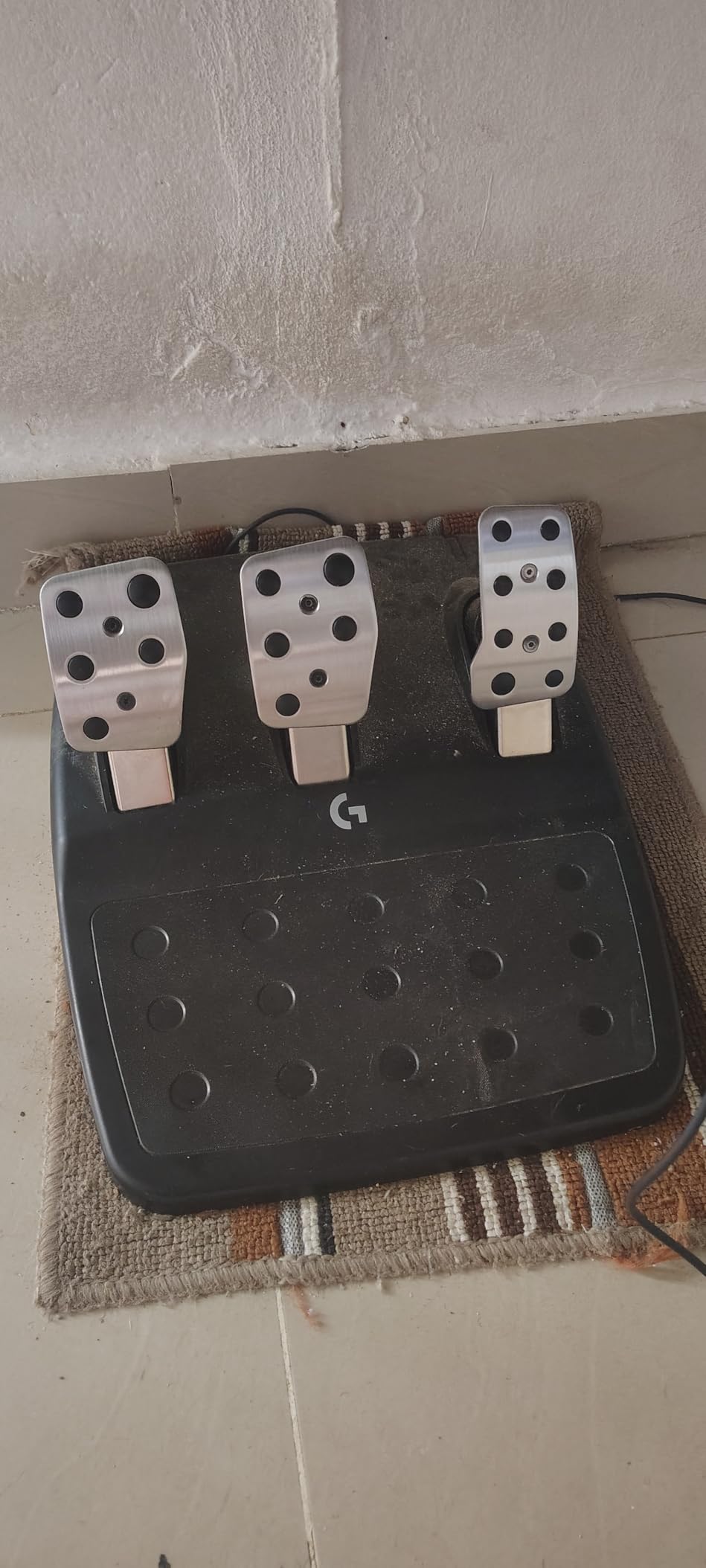 Logitech G923 Racing Wheel and Pedals, TRUEFORCE up to 1000 Hz Force Feedback, Gaming Steering Wheel PS5, PS4, PC, Mac, Genuine Leather- Black customer photo 1