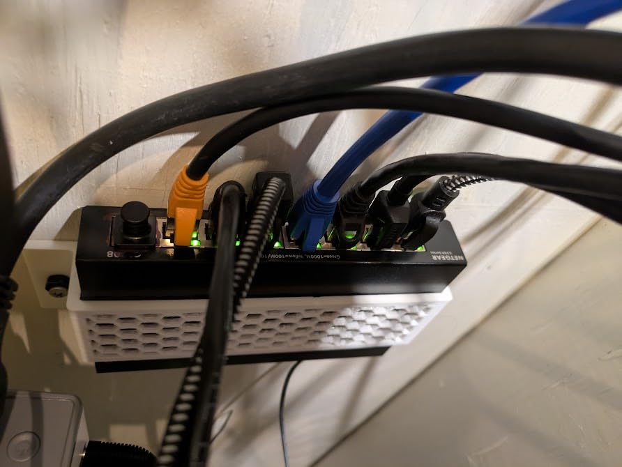 NETGEAR 8-Port Gigabit Ethernet Unmanaged Essentials Switch (GS308) - Home Network Hub, Office Ethernet Splitter, Plug-and-Play, Silent Operation, Desktop or Wall Mount customer photo 1