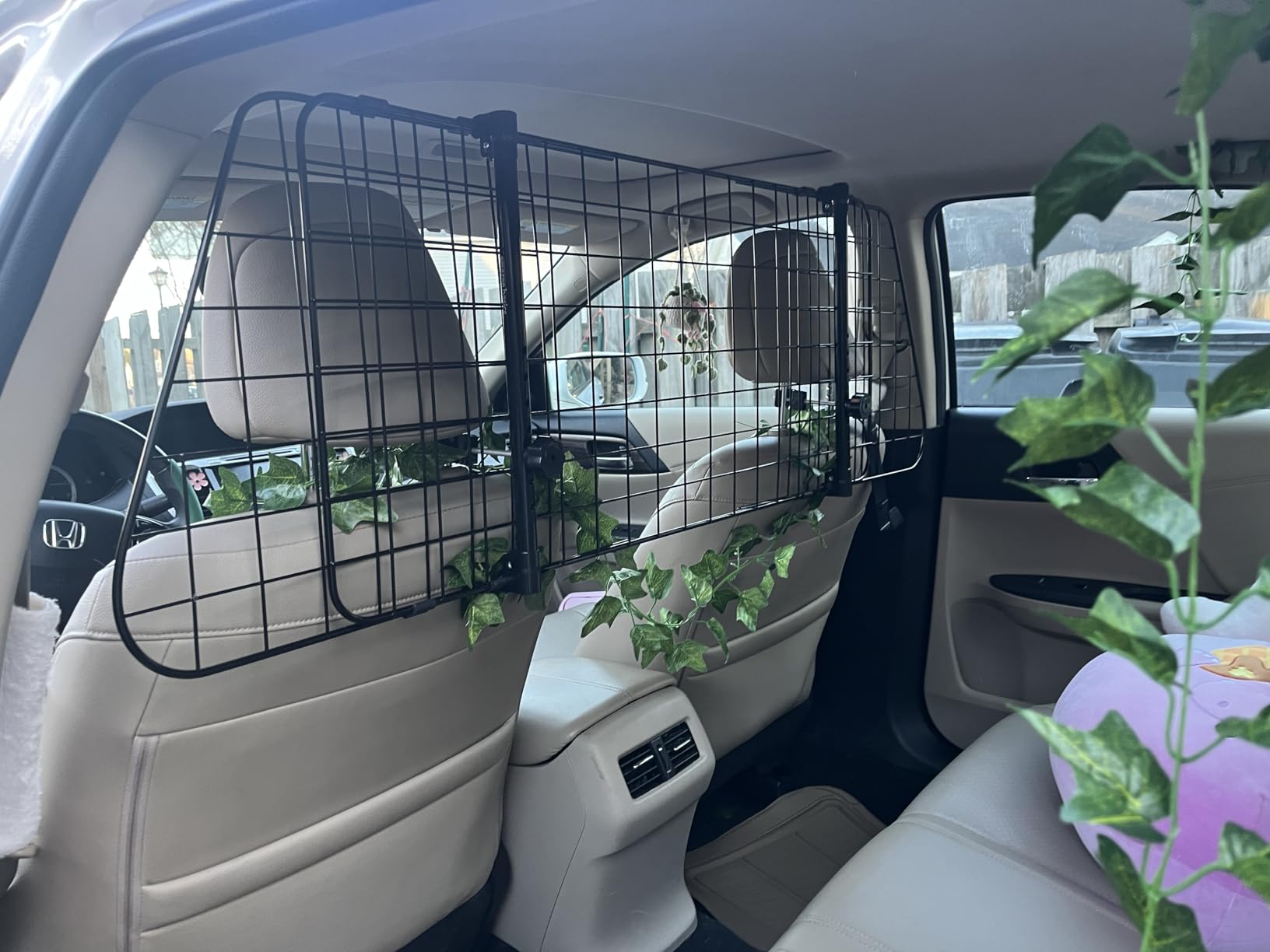 Amazon Basics Adjustable Dog Car Barrier for Vehicles, 59.72 x 5.20 x 16.46 in, Black customer photo 1