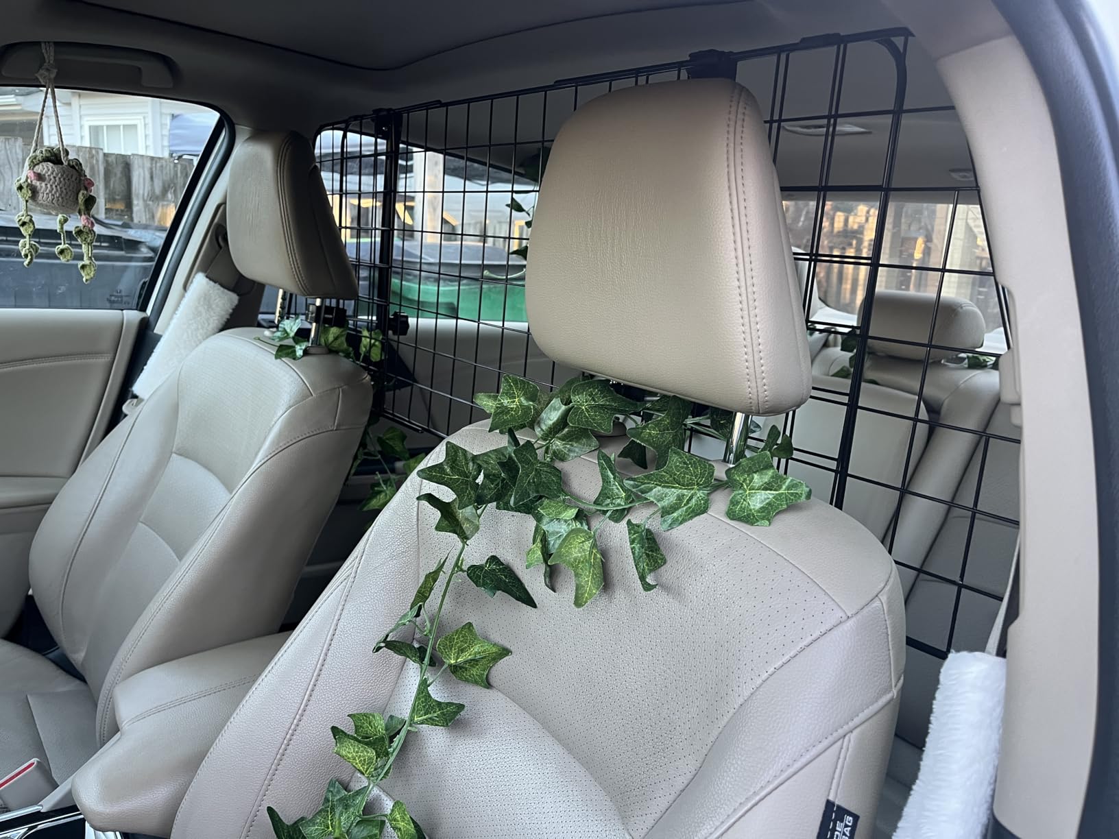 Amazon Basics Adjustable Dog Car Barrier for Vehicles, 59.72 x 5.20 x 16.46 in, Black customer photo 2