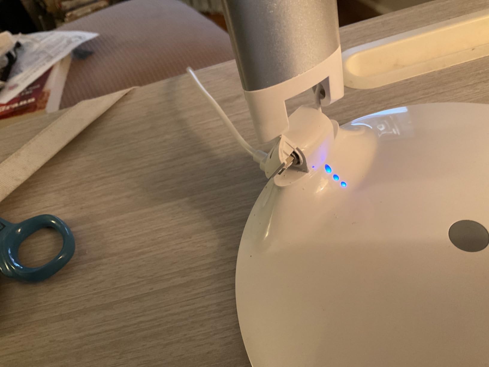 Daylight Company Halo Go Magnifier Lamp, Rechargeable USB, Portable, Lightweight, Desk Lamp Reading, Hobbies, Sewing, Crafts, Nail Salon, Handcrafts and More, Colour Temperature: 6,000 K, White customer photo 1