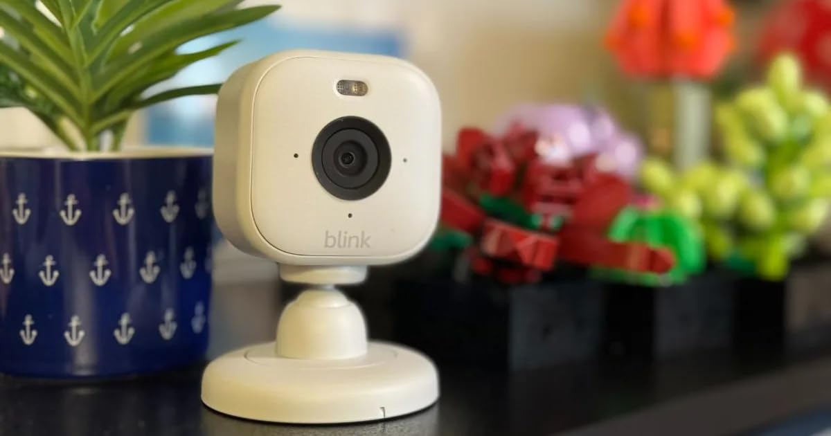 Blink Mini - Compact indoor plug-in smart security camera, 1080p HD video, night vision, motion detection, two-way audio, easy set up, Works with Alexa - 1 camera (White) customer photo 2