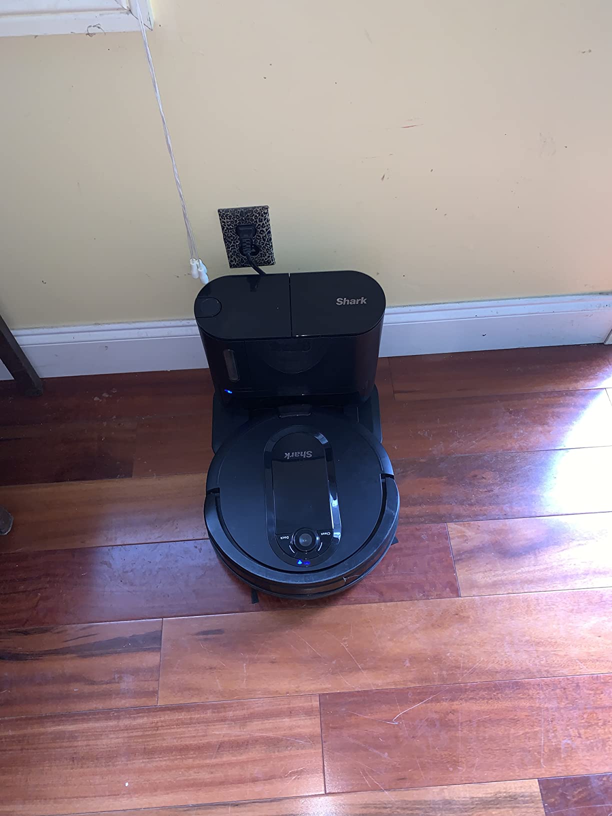 Shark IQ App-Controlled Self-Emptying Robot Vacuum, RV100AE/UR1000SR - Black (Renewed) customer photo 2